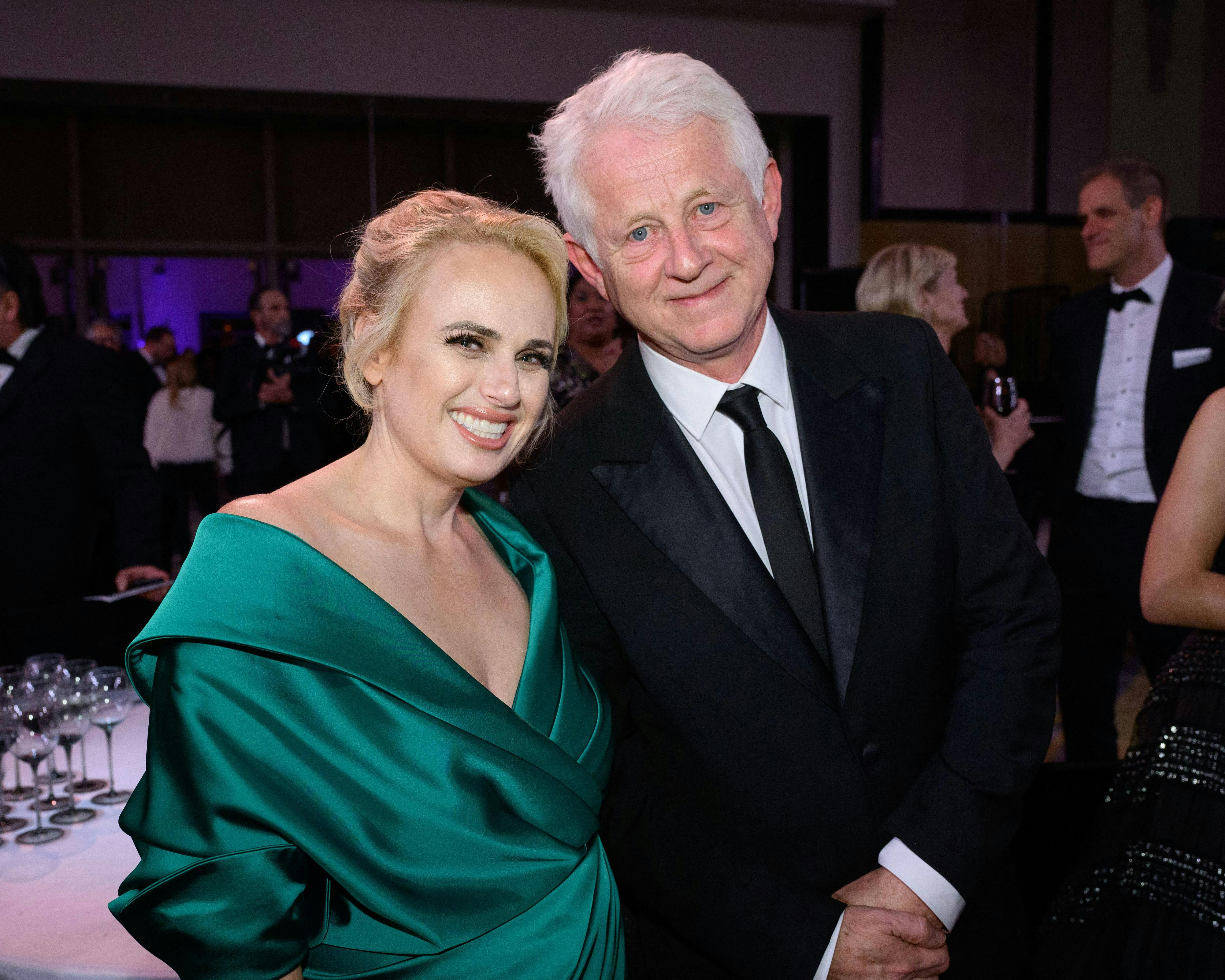 Rebel Wilson ses her tidligere på måneden i en noget tyndere figur sammen med den britiske manuskriptforfatter Richard Curtis under Governors Awards-uddelingen i Los Angeles.