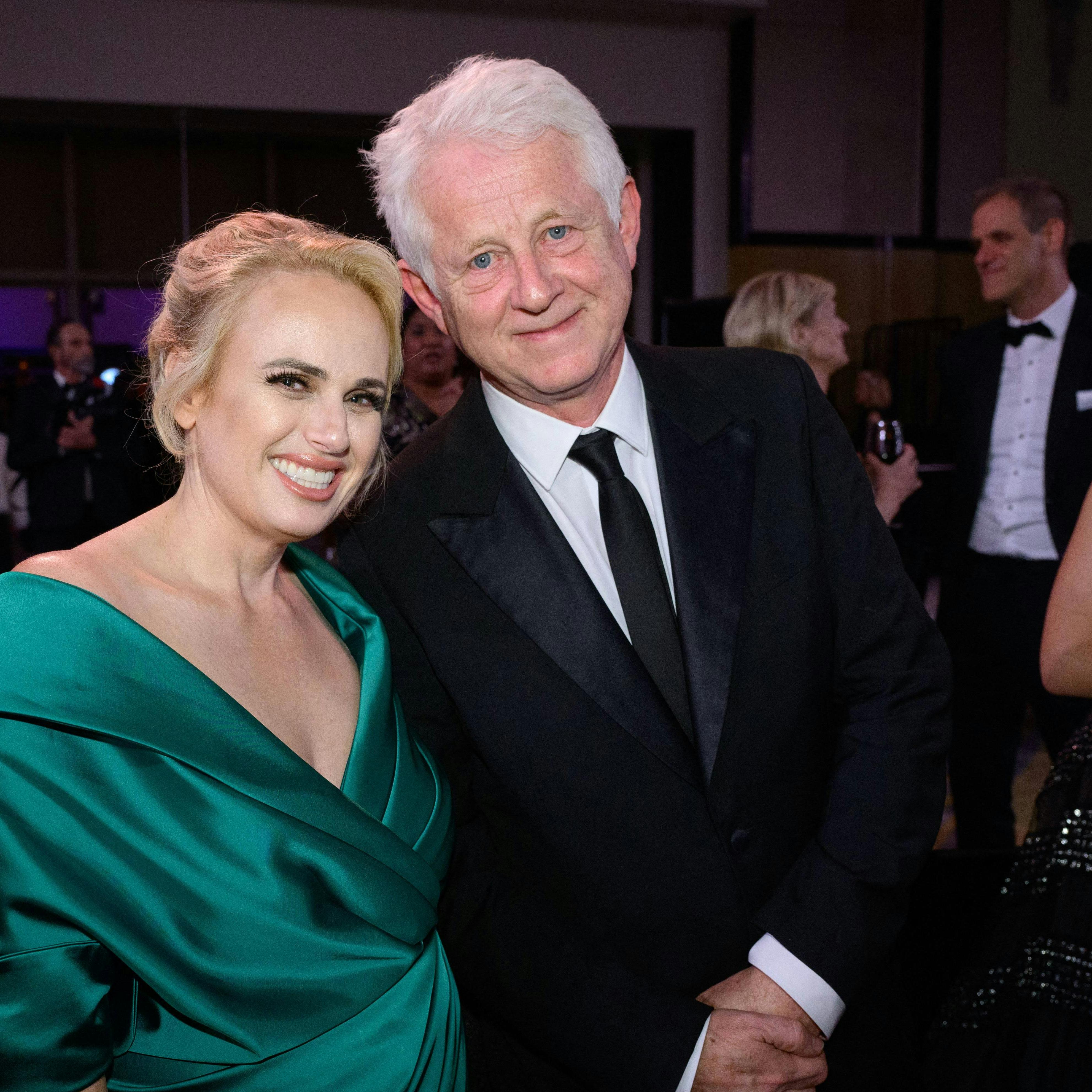 Rebel Wilson ses her tidligere på måneden i en noget tyndere figur sammen med den britiske manuskriptforfatter Richard Curtis under Governors Awards-uddelingen i Los Angeles.