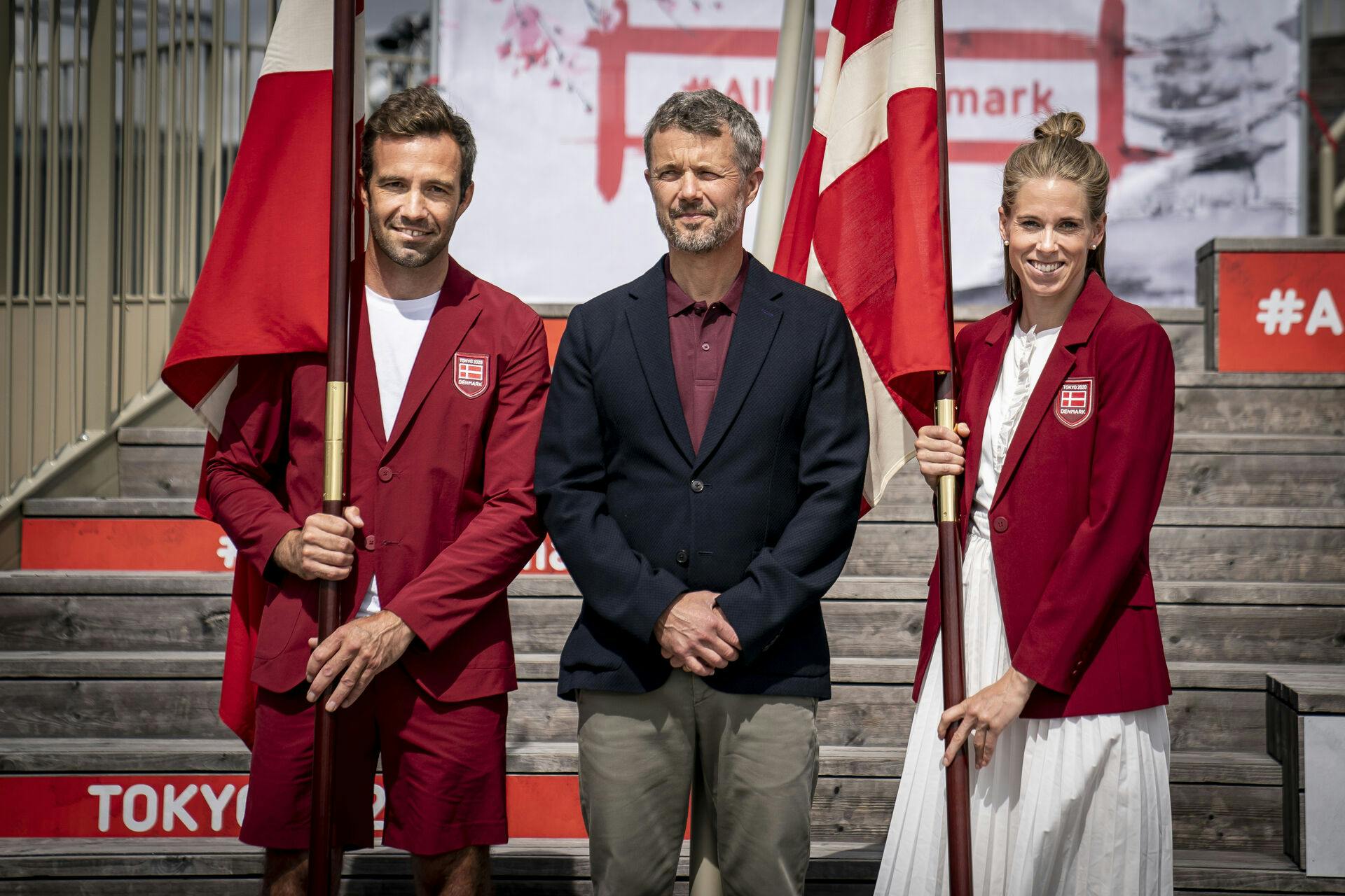 Kronprins Frederik var manden, der gav Jonas Warrer og Sara Slott Petersen den danske fane. 