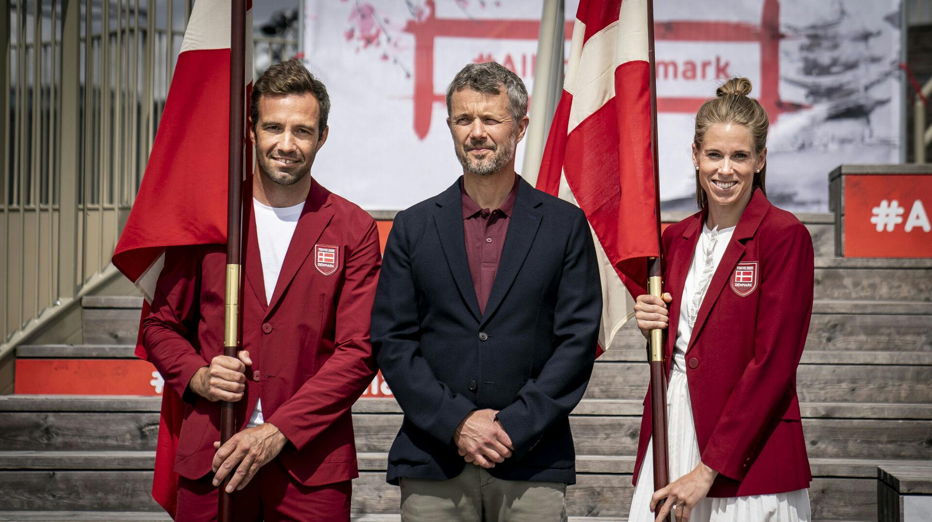 Kronprins Frederik var manden, der gav Jonas Warrer og Sara Slott Petersen den danske fane.