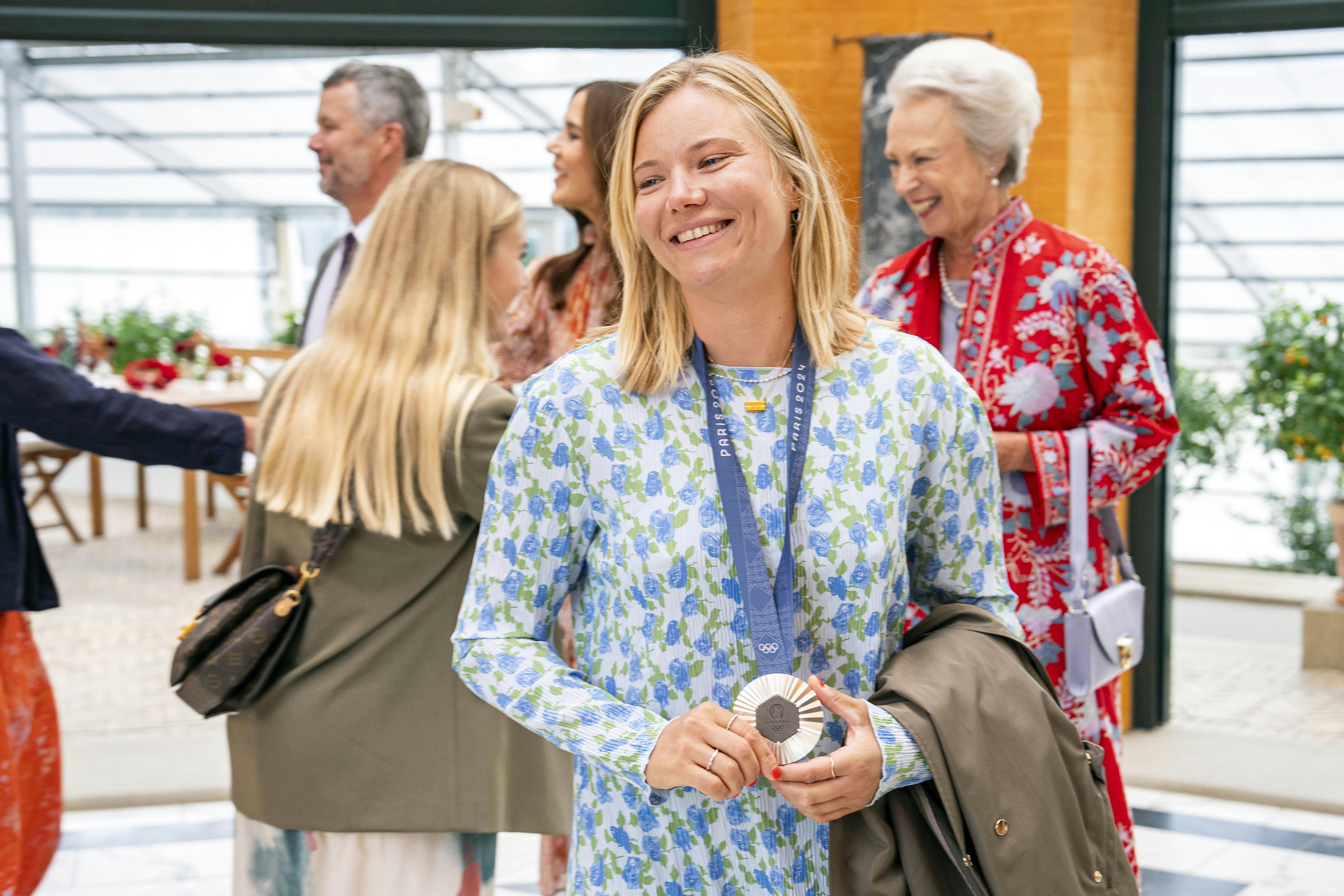 Kong Frederik og dronning Mary afholder reception for deltagere ved De Olympiske Lege og De Paralympiske Lege i Paris. Fredensborg Slot.Dronning MaryKong FrederikPrinsesse Benedikte