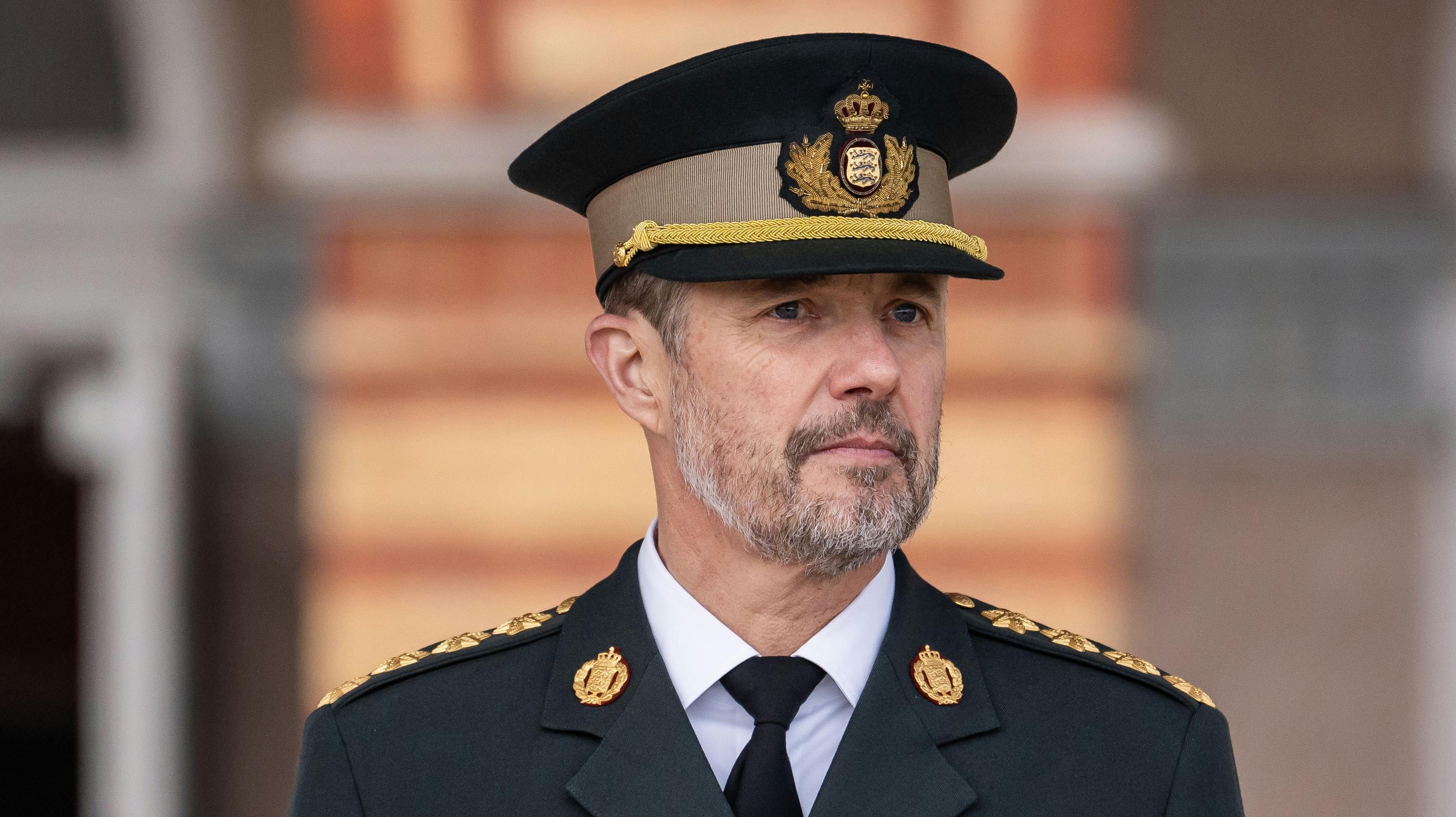 OPGAVE: Kong Frederik deltager i Urparade ved Den Kongelige Livgarde og overrækker "Kongens Ur"STED: Rosenborg slotJOURNALIST: Caroline AndersenFOTOGRAF: © Hanne Juul/ Aller Foto & VideoDATO: 20241112