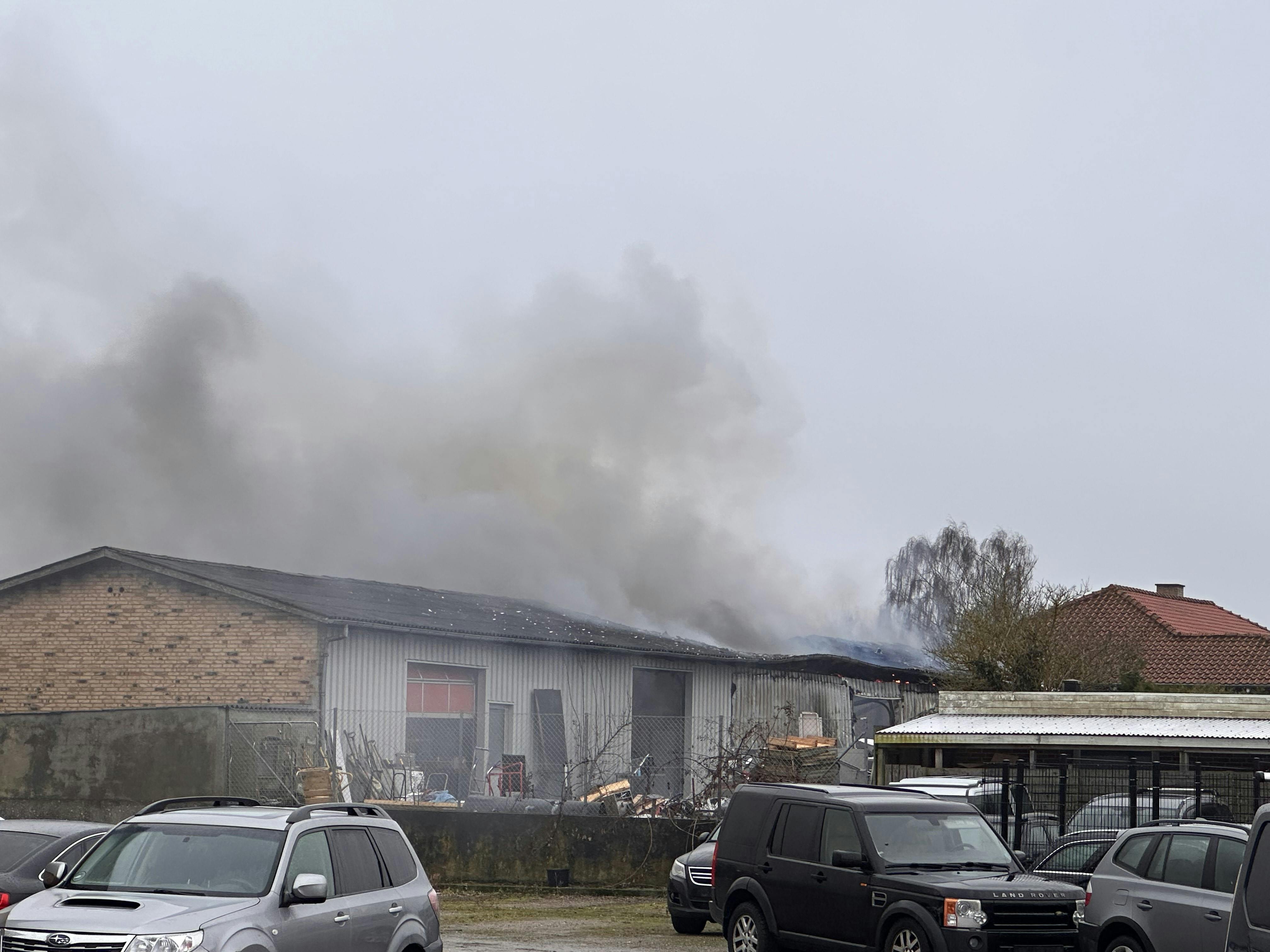 Der er meget ild og en hel del røgudvikling fra branden, lyder meldingen fra politiet. 