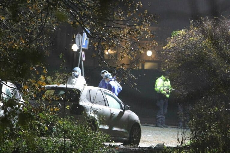 Politiet arbejdede i langt ud på de mørke timer, efter de to mænd blev efterladt voldsomt sårede ved gerrningsstedet på Hammershusvej i det vestlige Aarhus.