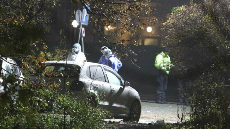 Politiet arbejdede i langt ud på de mørke timer, efter de to mænd blev efterladt voldsomt sårede ved gerrningsstedet på Hammershusvej i det vestlige Aarhus.