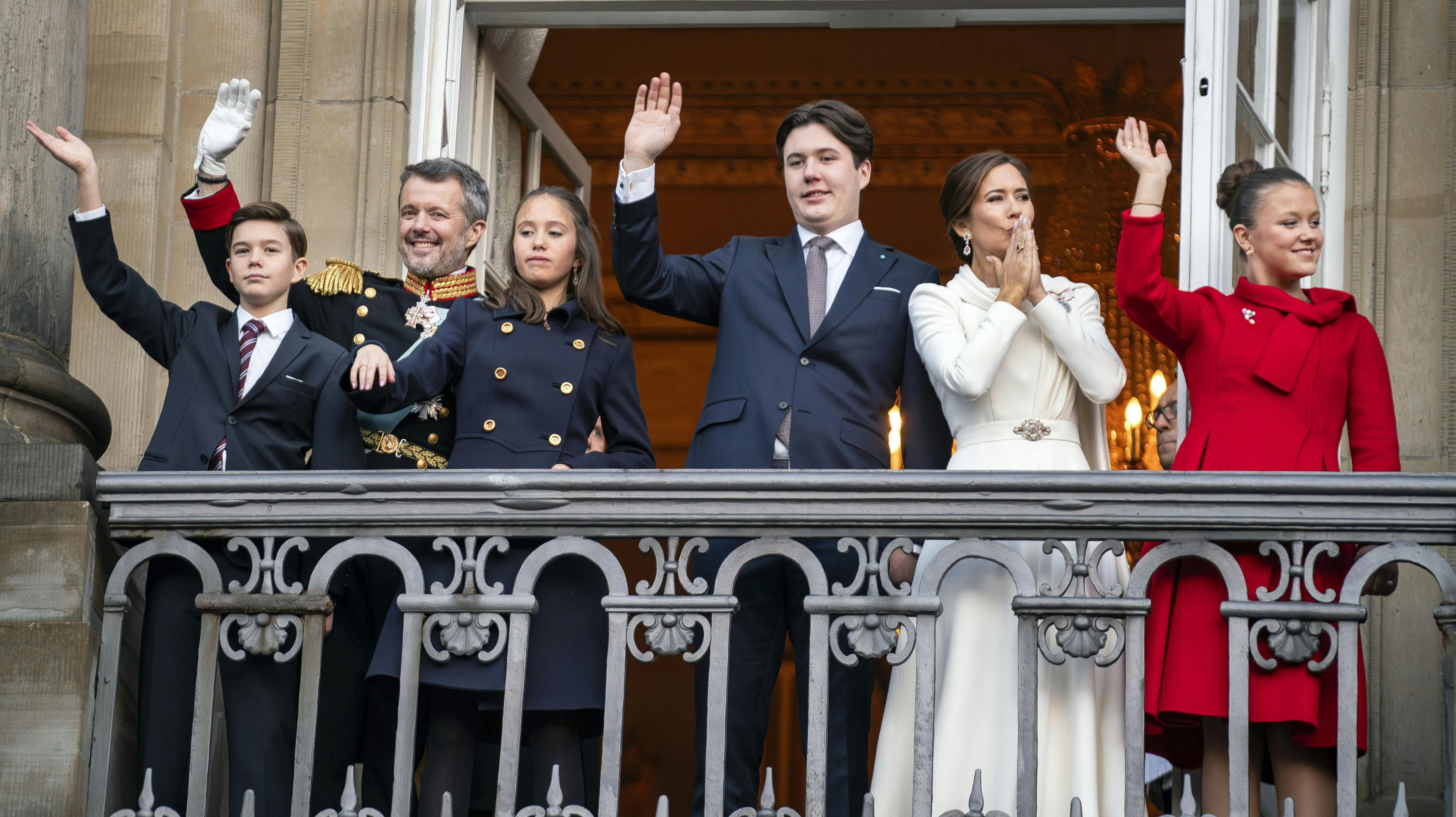 OPGAVE:  Proklamation af H.M. Kong Frederik 10. sammen med H.M. Dronning Mary, Kronprins Christian, prinsesse Isabella, prinsesse Josephine og prins VincentHer hyldes familien på balkonen af deres palæ STED: Frederik VIII's Palæ, Amalienborg slotJOURNALIST: Marianne Singer, Ulrik UlriksenFOTOGRAF: Hanne JuulDATO: 20240114