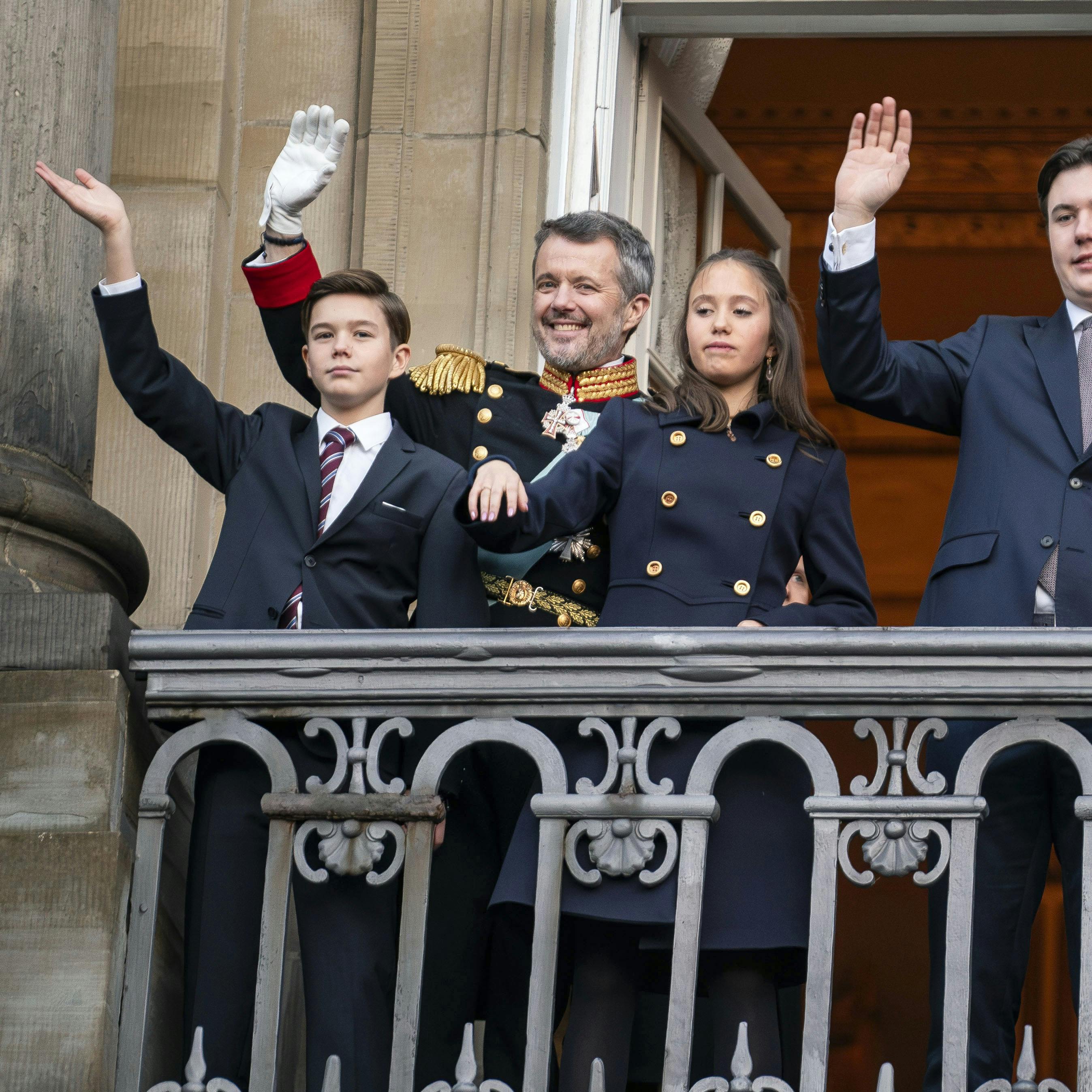 OPGAVE:  Proklamation af H.M. Kong Frederik 10. sammen med H.M. Dronning Mary, Kronprins Christian, prinsesse Isabella, prinsesse Josephine og prins VincentHer hyldes familien på balkonen af deres palæ STED: Frederik VIII's Palæ, Amalienborg slotJOURNALIST: Marianne Singer, Ulrik UlriksenFOTOGRAF: Hanne JuulDATO: 20240114