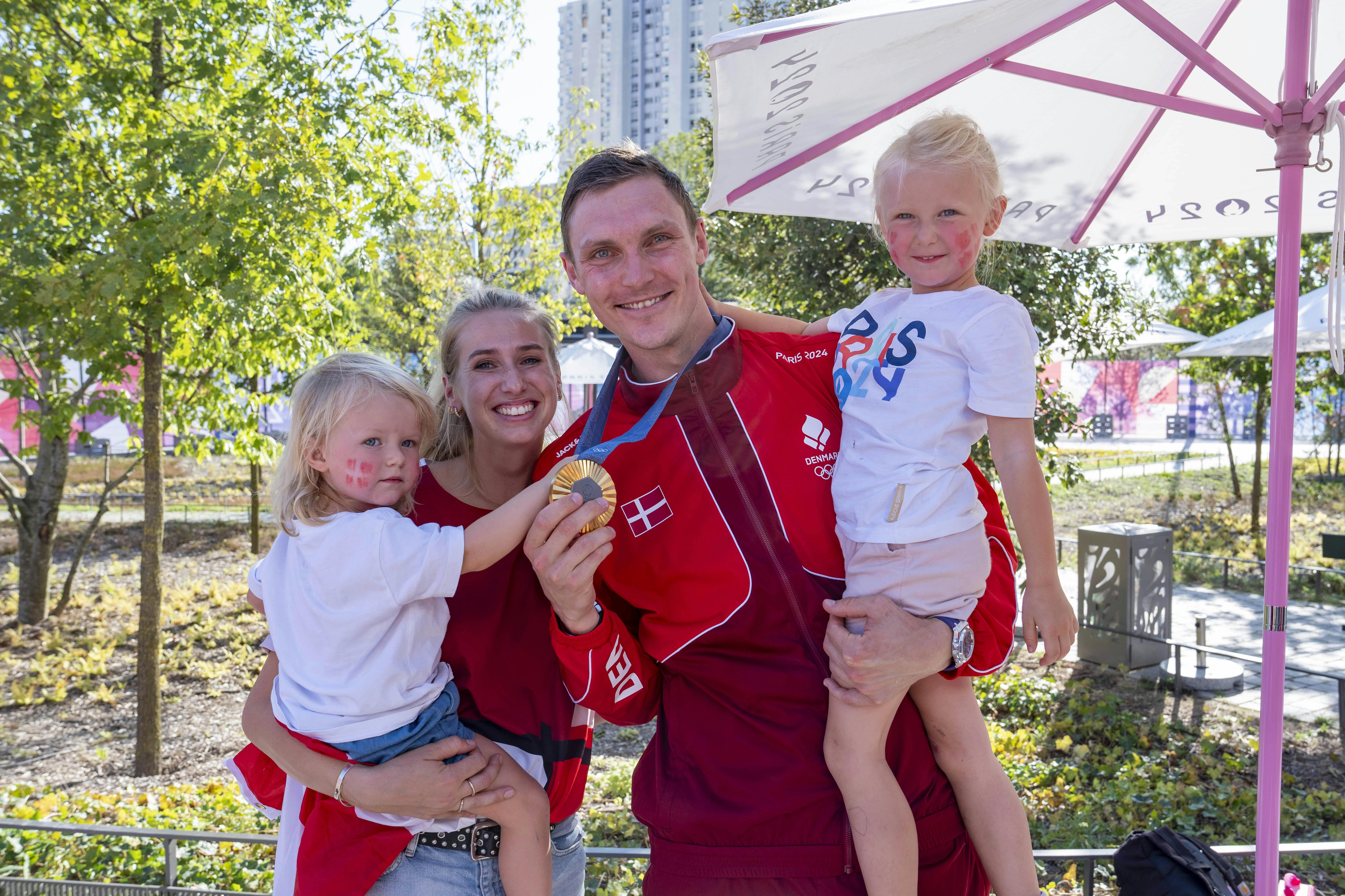 Viktor Axelsen og familien efter OL-guldet blev sikret i sommer.&nbsp;