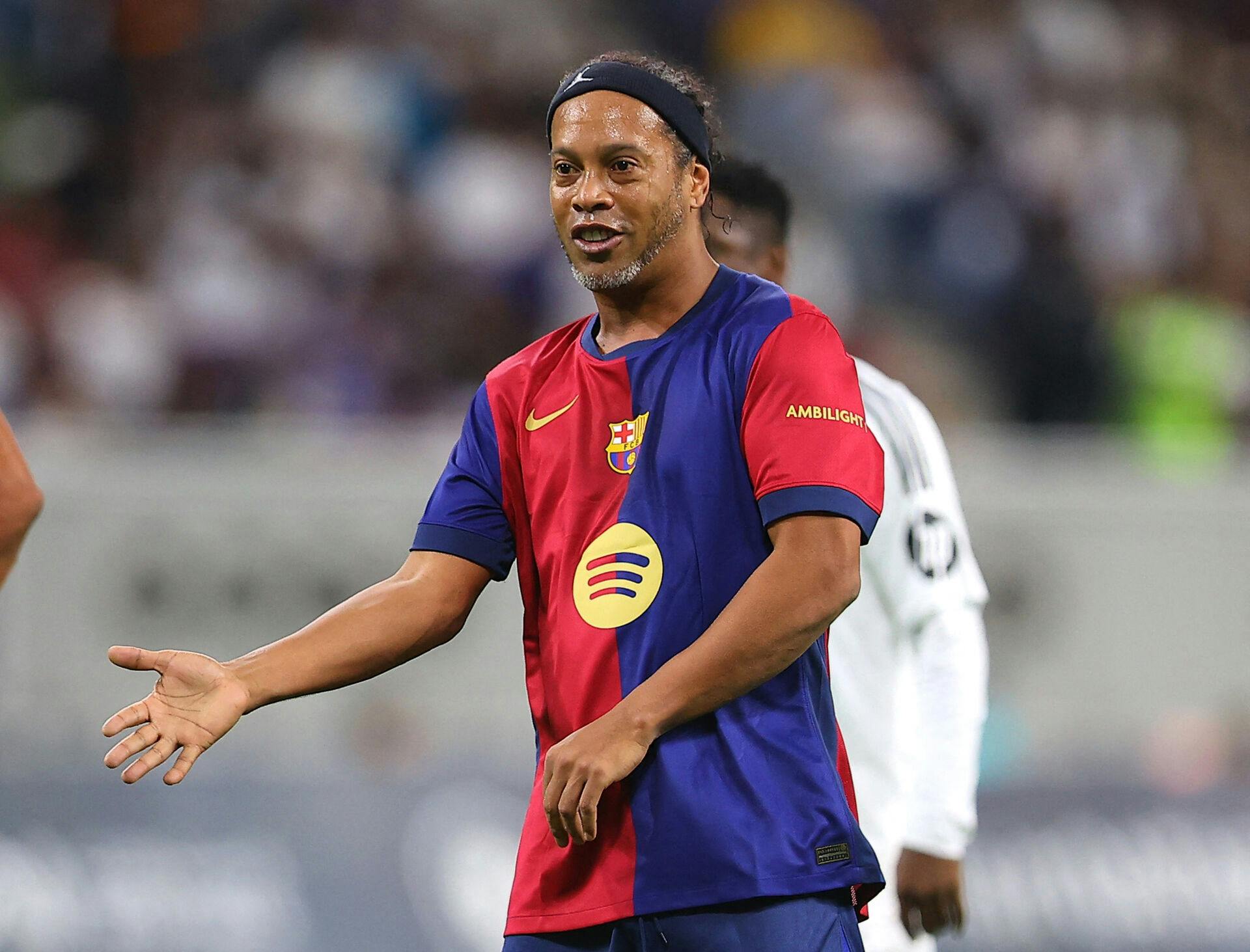 Soccer Football - FC Barcelona Legends v Real Madrid Legends - Khalifa International Stadium, Al Rayyan, Qatar - November 28, 2024 FC Barcelona Legends' Ronaldinho reacts REUTERS/Ibraheem Al Omari