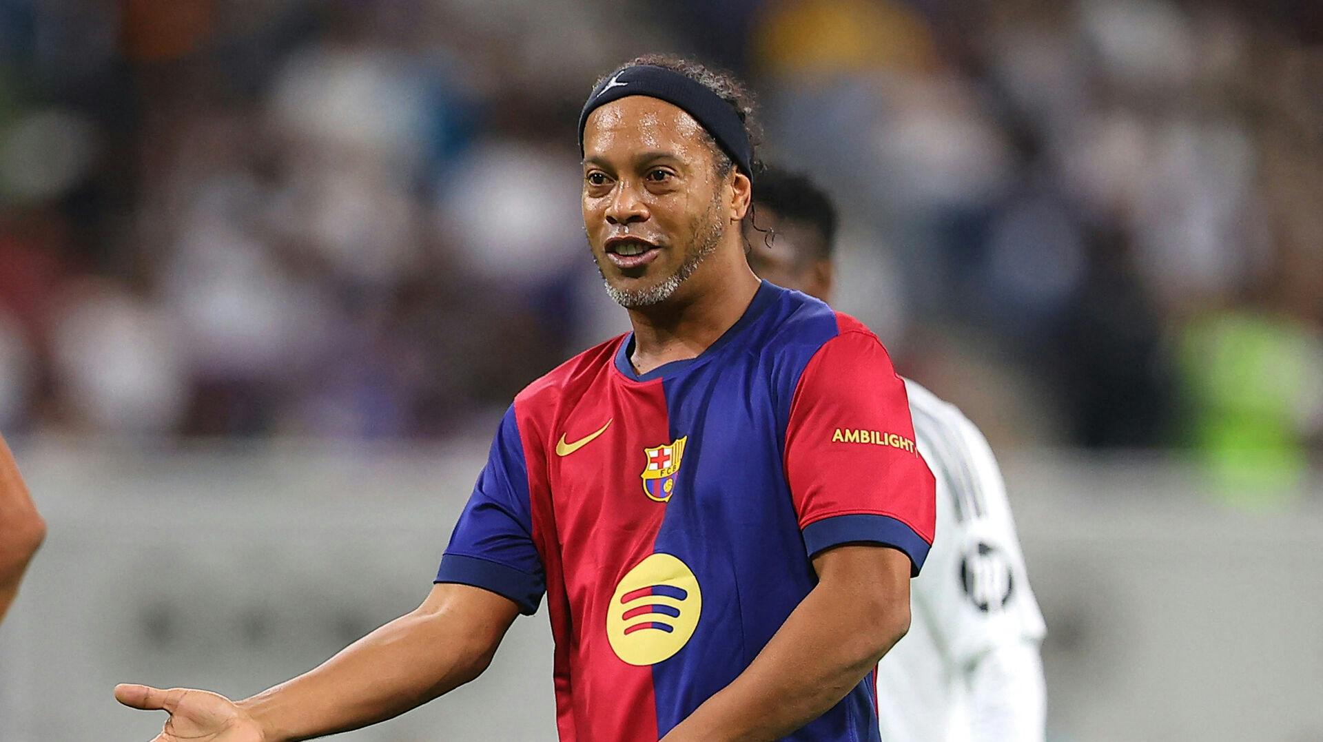Soccer Football - FC Barcelona Legends v Real Madrid Legends - Khalifa International Stadium, Al Rayyan, Qatar - November 28, 2024 FC Barcelona Legends' Ronaldinho reacts REUTERS/Ibraheem Al Omari