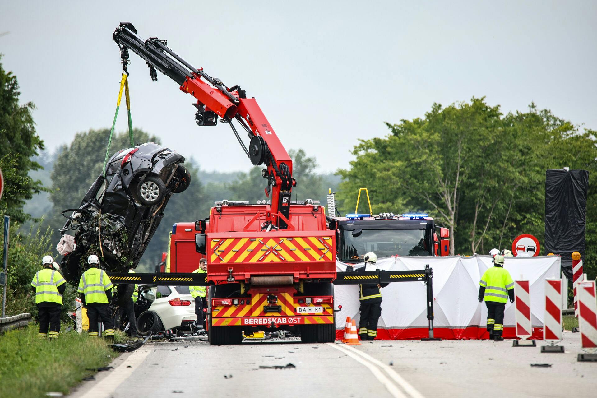 Tre personer mistede livet den juli-dag i år, da en 33-årig mand frontalt kørte ind i en anden bil med ikke under 158 kilometer i timen. I den anden bil sad et forældrepar med deres børn, og forældrene mistede livet. 