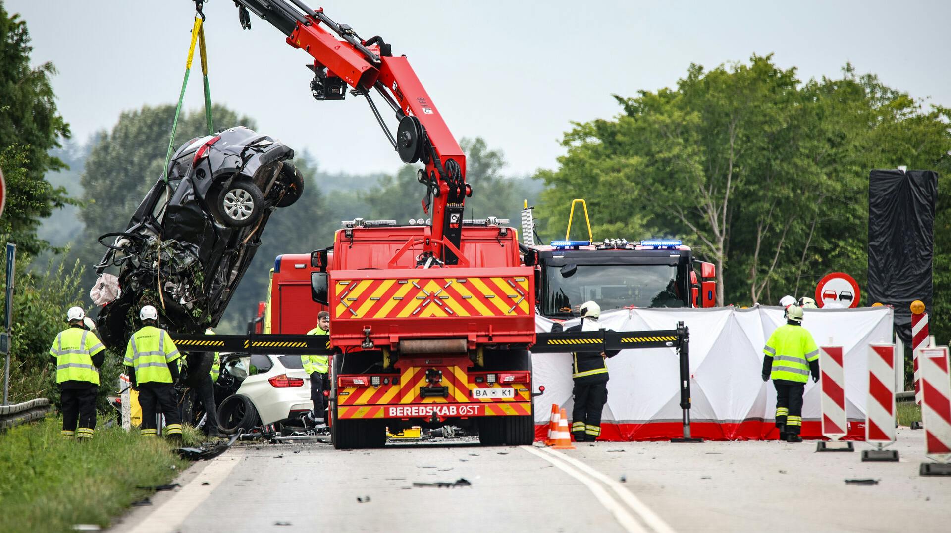 Tre personer mistede livet den juli-dag i år, da en 33-årig mand frontalt kørte ind i en anden bil med ikke under 158 kilometer i timen. I den anden bil sad et forældrepar med deres børn, og forældrene mistede livet.