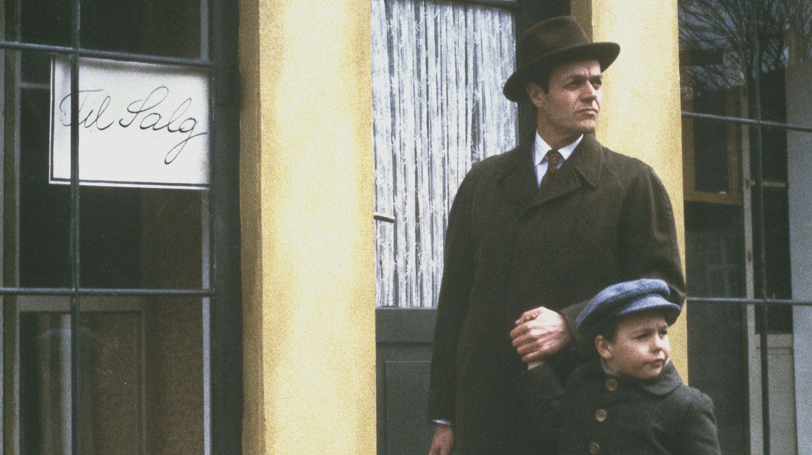 Kristian Steen Rem i rollen som lille Daniel. Her ses han med sin tv-far Mads Skjern, spillet af Jørgen Buckhøj.