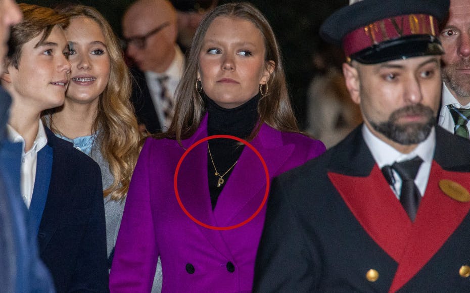 17-årige prinsesse Isabella bar et både enkelt, elegant – og mystisk – smykke, da hun forleden ankom til premieren på Nøddeknækkeren i Tivoli.&nbsp;