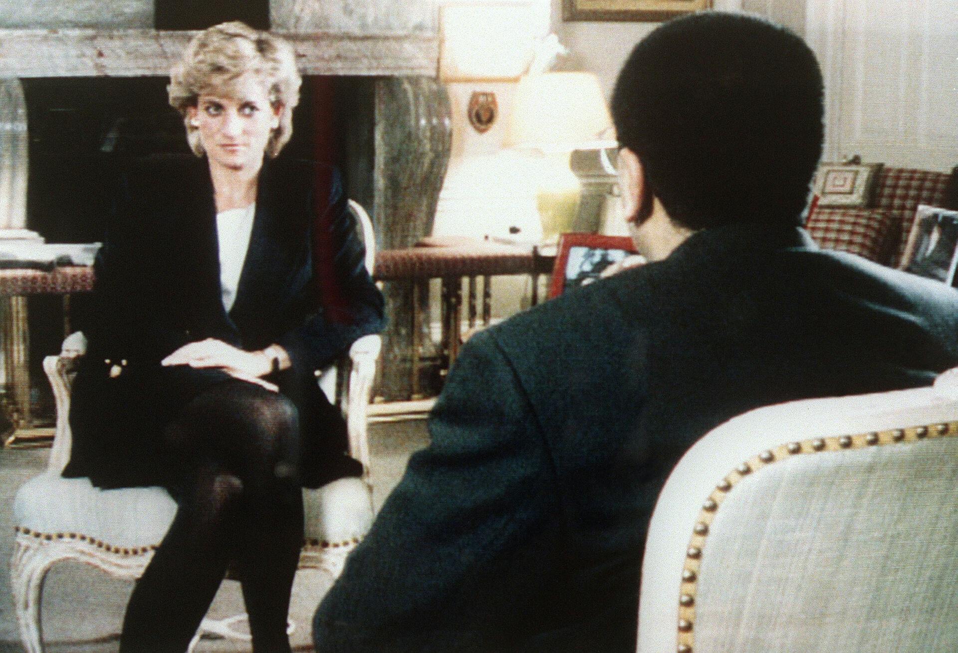 The Princess of Wales is interviewed by the BBC's Martin Bashir (R) in the current affairs program, Panorama, 20 November 1995. Lady Diana discussed with apparent candor her life and problems with her husband, Prince Charles, the royal family and the press. // (FILM) AFP PHOTO