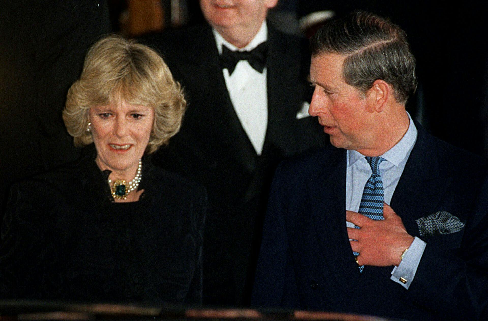 Ifølge rygterne begyndte prins Charles og Camilla Parker Bowles’ affære allerede tilbage i 1986 – fem år efter brylluppet med Diana. Her ses de første gang ”offentligt sammen” – i januar 1999 på Ritz Hotel i London. Charles og Camilla danner stadig par i dag.