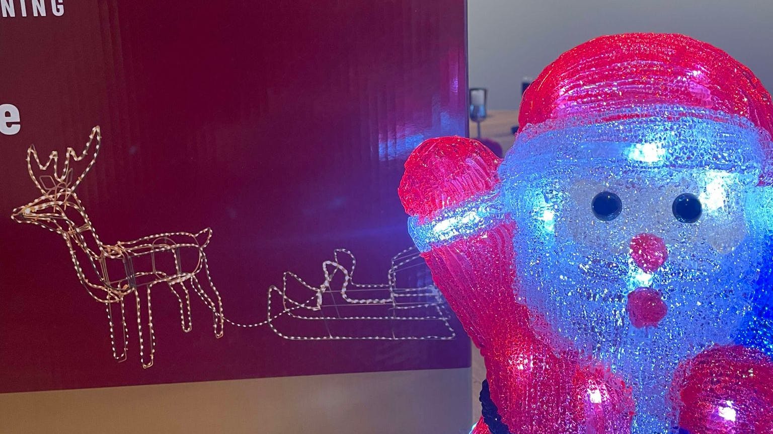 Mortens mor har overrasket ham og givet ham nyt julepynt - magen til det, som han har fået stjålet. Rensdyret med kane og julemanden koster i alt 700 kroner.