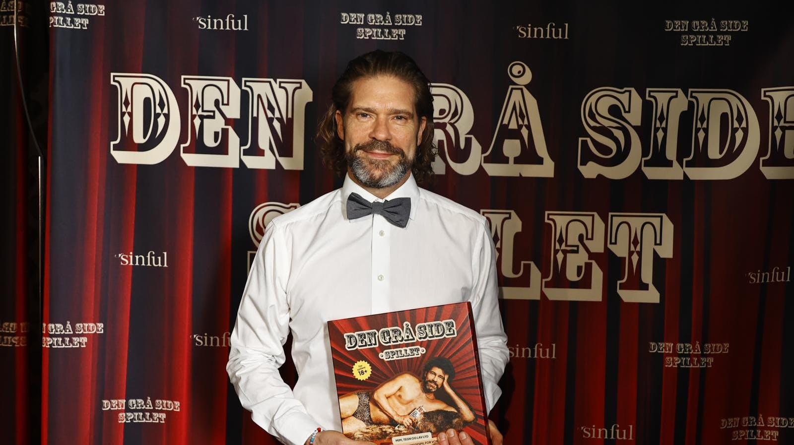 Lige nu lancerer Søren Rasted sit erotiske brætspil "Den grå side". Og nu er hovedpersonen altså ankommet på den røde løber.