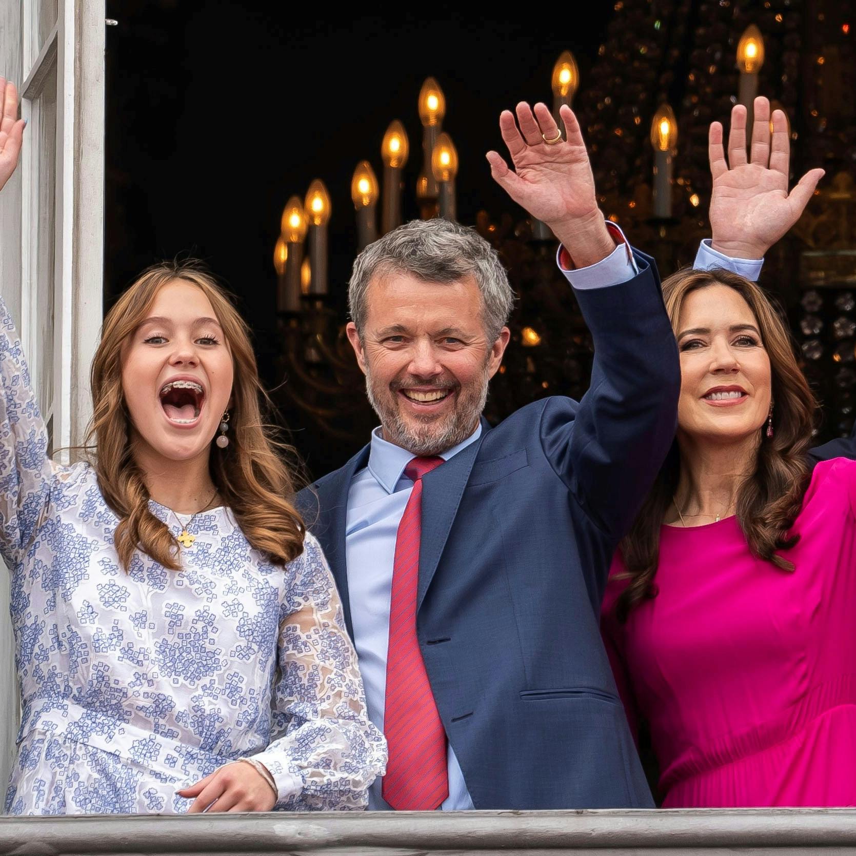 OPGAVE: Kong Frederiks fødselsdag.Kong Frederik hyldes på balkonen i anledning af hans 56 års fødselsdag - her sammen med dronning Mary, dronning Margrethe, kronprins Christian, prinsesse Isabella, prinsesse Josephine og prins Vincent.STED: AmalienborgJOURNALIST: Ulrik Ulriksen og Marianne SingerFOTOGRAF: © Hanne Juul/ Aller Foto & VideoDATO: 20240526