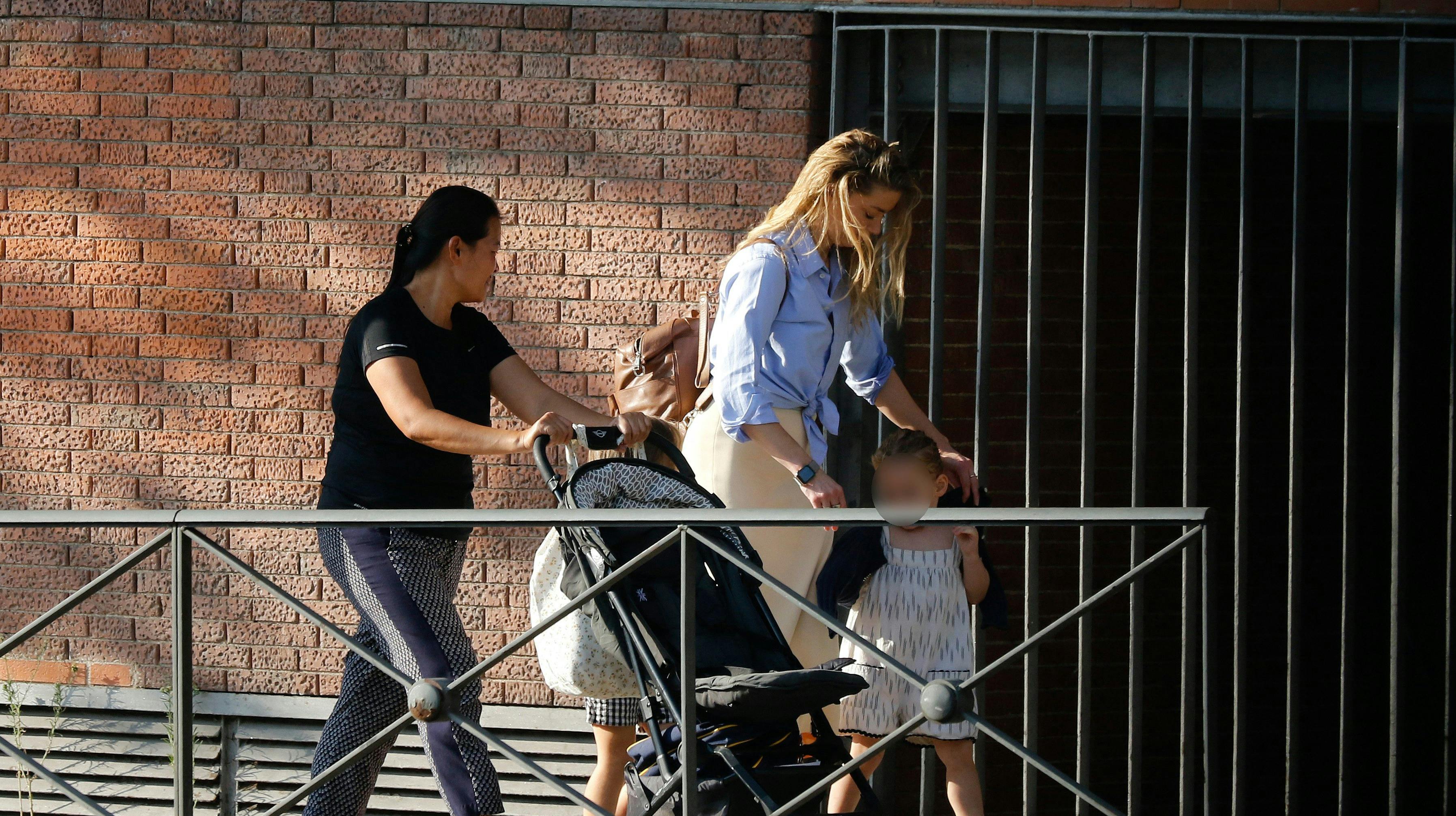 Amber Heard ses tidligere i år i Madrid sammen med sin datter, Oonagh Paige, og en barnepige. Nu bliver der snart mere at tage hånd om.