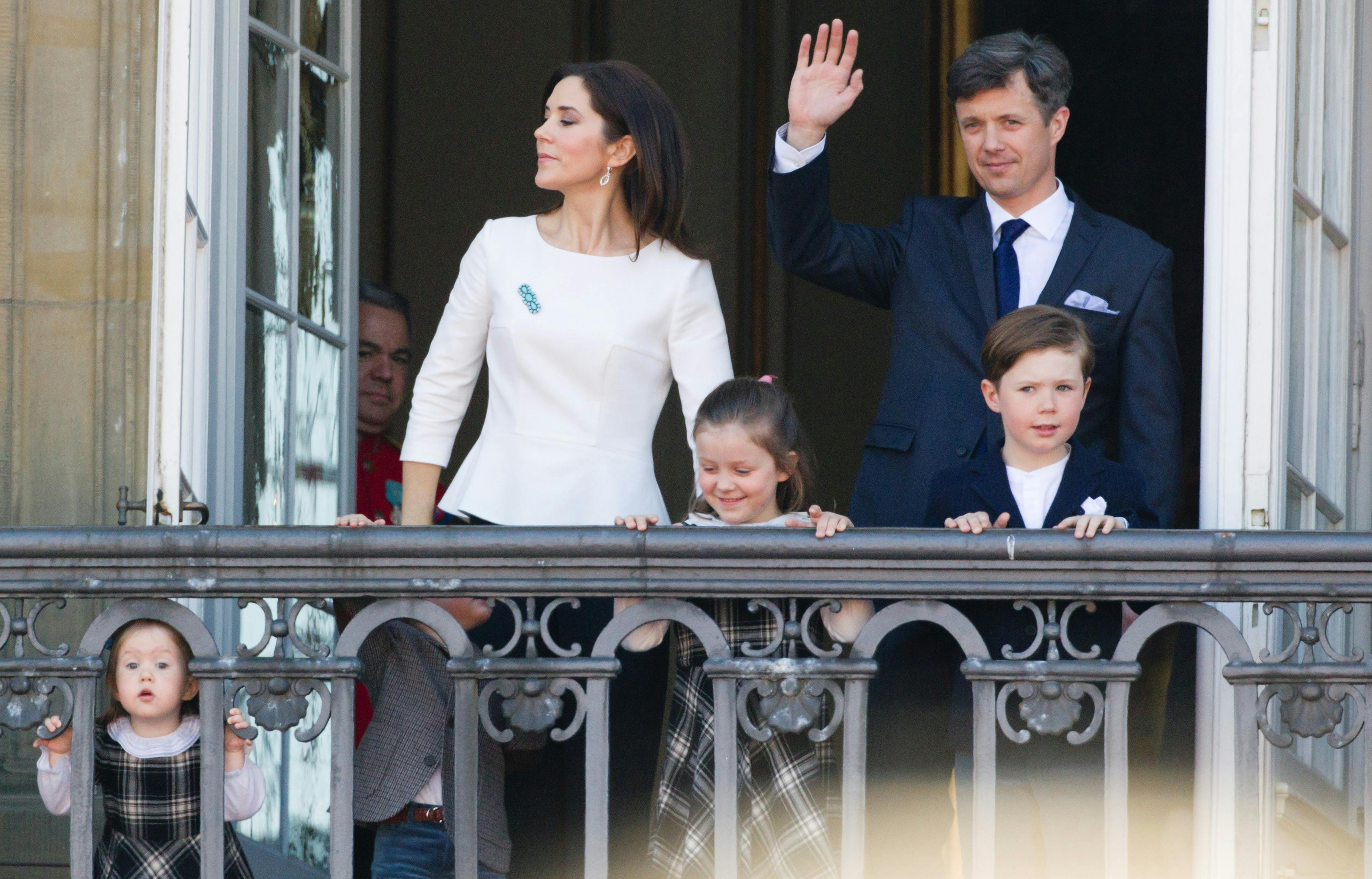 I anledning af Dronning Margrethes 73-års fødselsdag viser den kongelige familie sig på balkonen i Christian IX’s Palæ på Amalienborg kl. 12.00. -