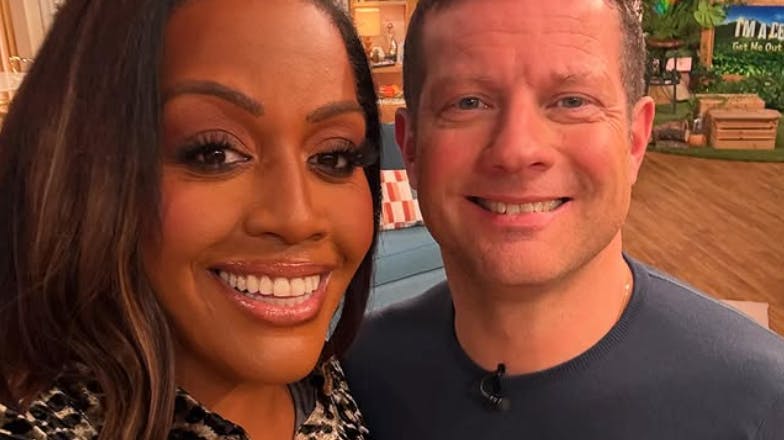 Alison Hammond arbejder sammen med Dermot O'Leary på "This Morning".