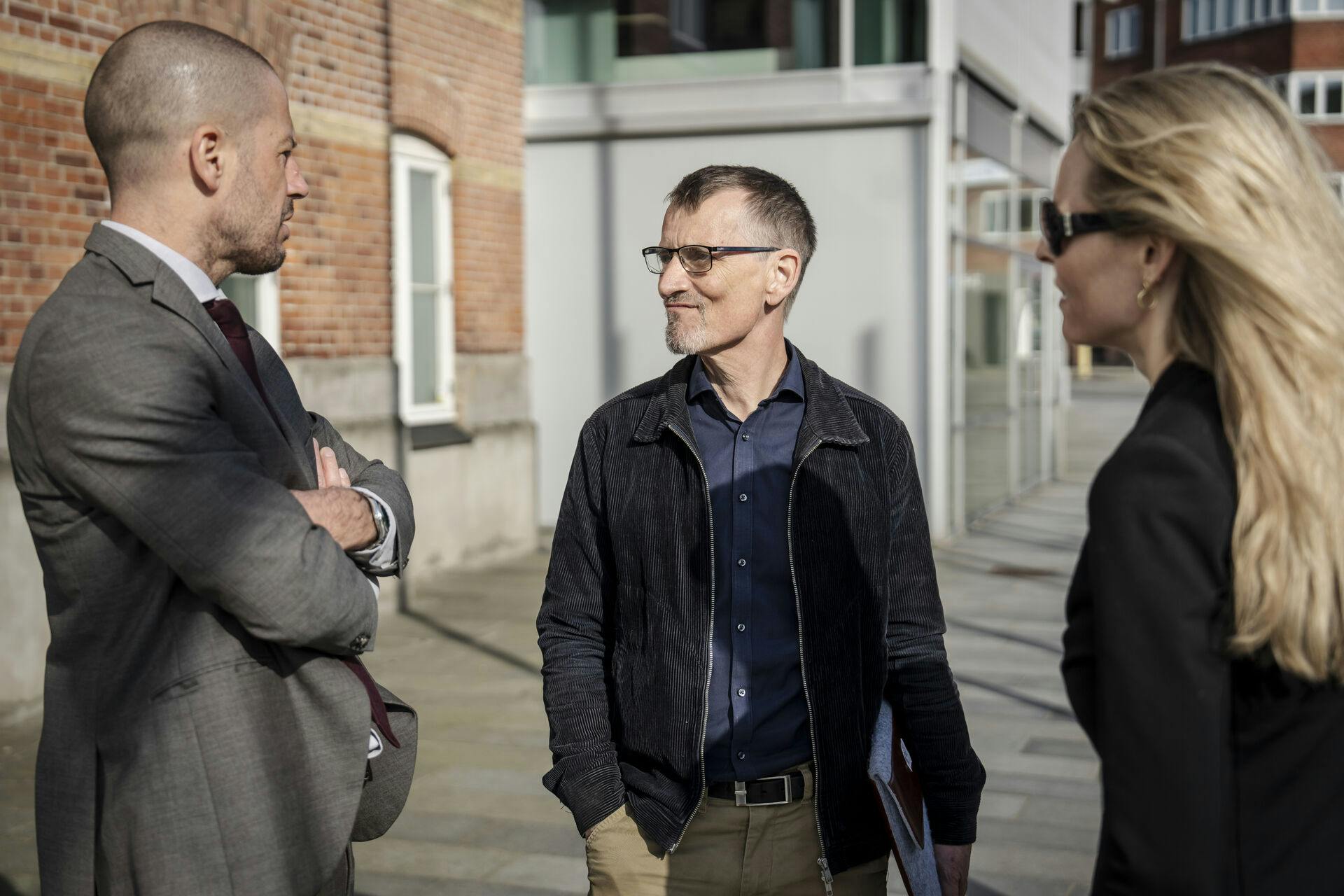 Niels Holck (i midten red.) anklages for at have kastet våben ned til en oprørsbevægelse i Indien tilbage i 1995 - retten har flere gange slået fast, at han ikke kan udleveres til retsforfølgelse i Indien.