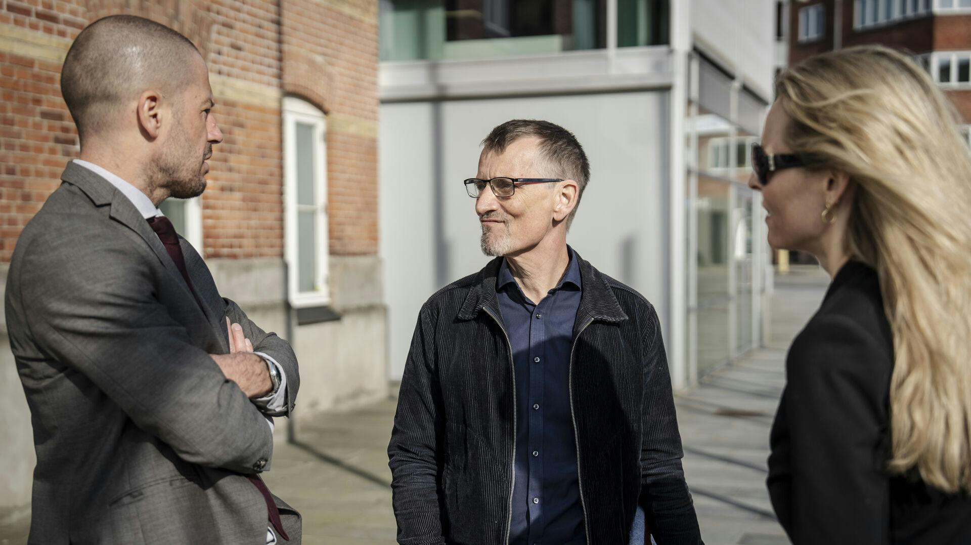 Niels Holck (i midten red.) anklages for at have kastet våben ned til en oprørsbevægelse i Indien tilbage i 1995 - retten har flere gange slået fast, at han ikke kan udleveres til retsforfølgelse i Indien.
