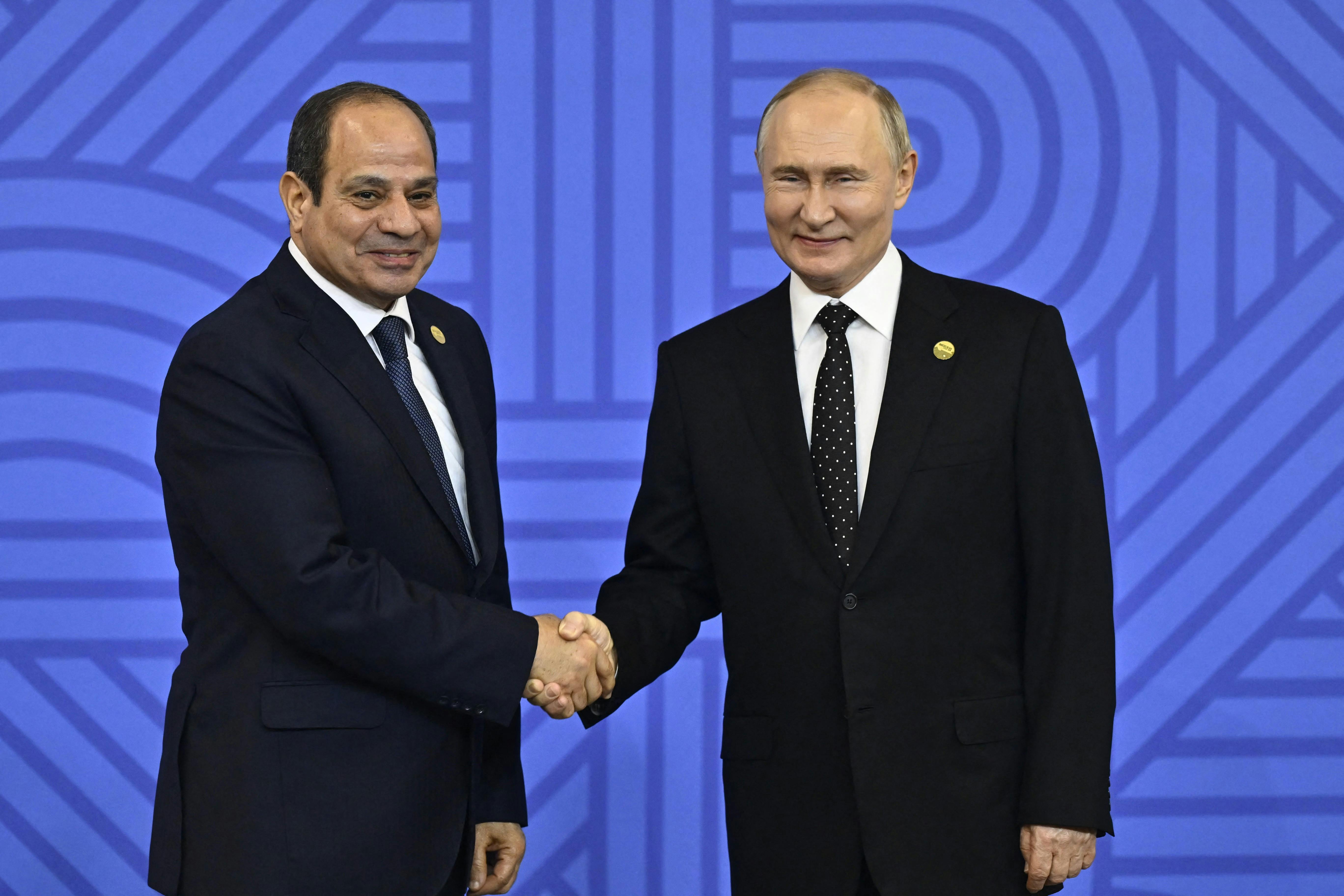 Abdel Fattah Al Sisi hilser på Vladimir Putin