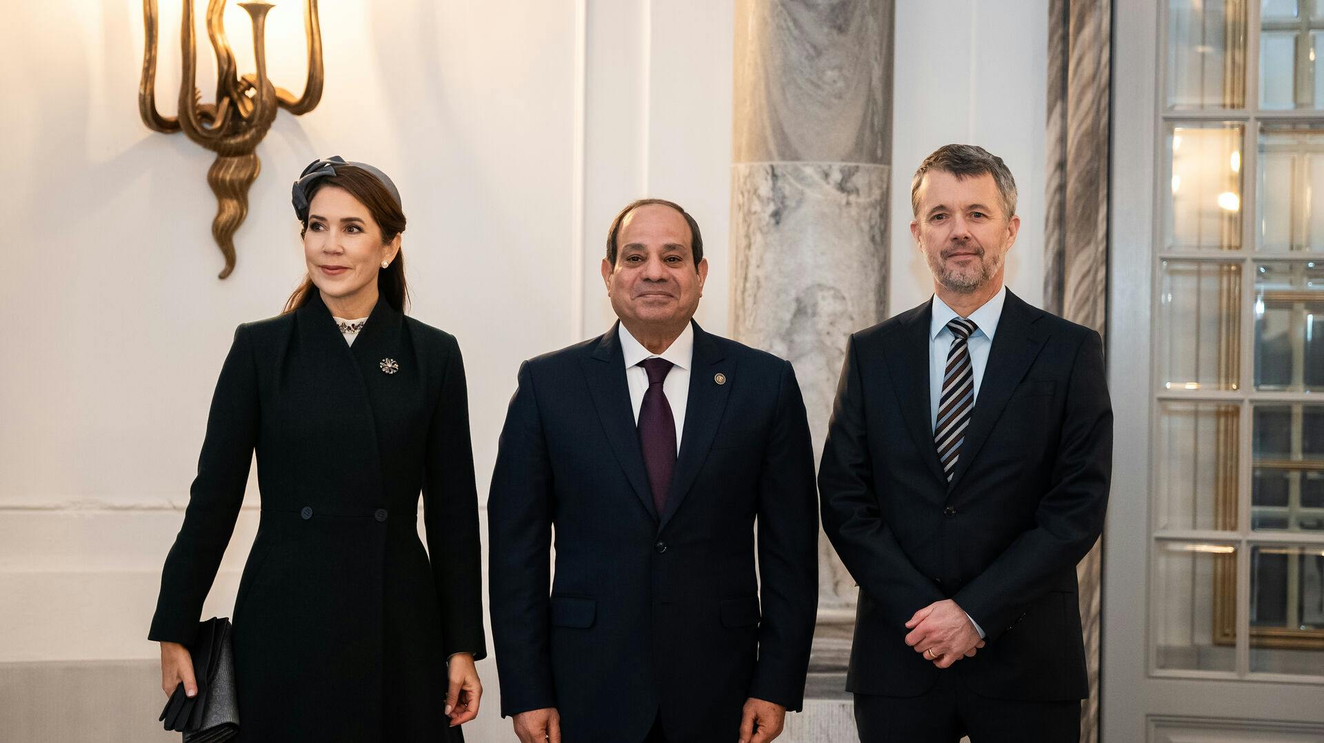 Dronning Mary, Egyptens præsident Abdel Fattah al-Sisi og kong Frederik smilede fredag morgen til kameraerne.