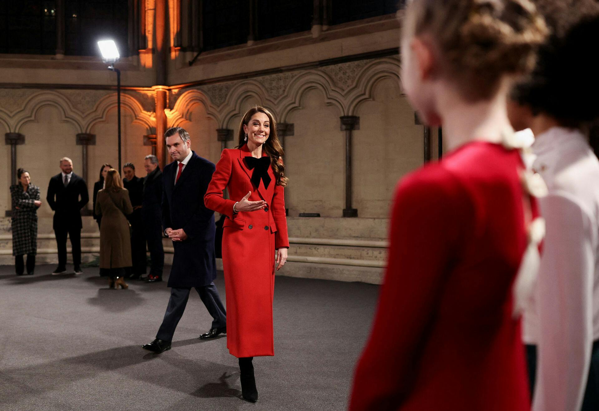 I aften er prinsesse Kate vært for den årlige julekoncert i Westminster Abbey, og prinsessen stråler i julerød kjole.