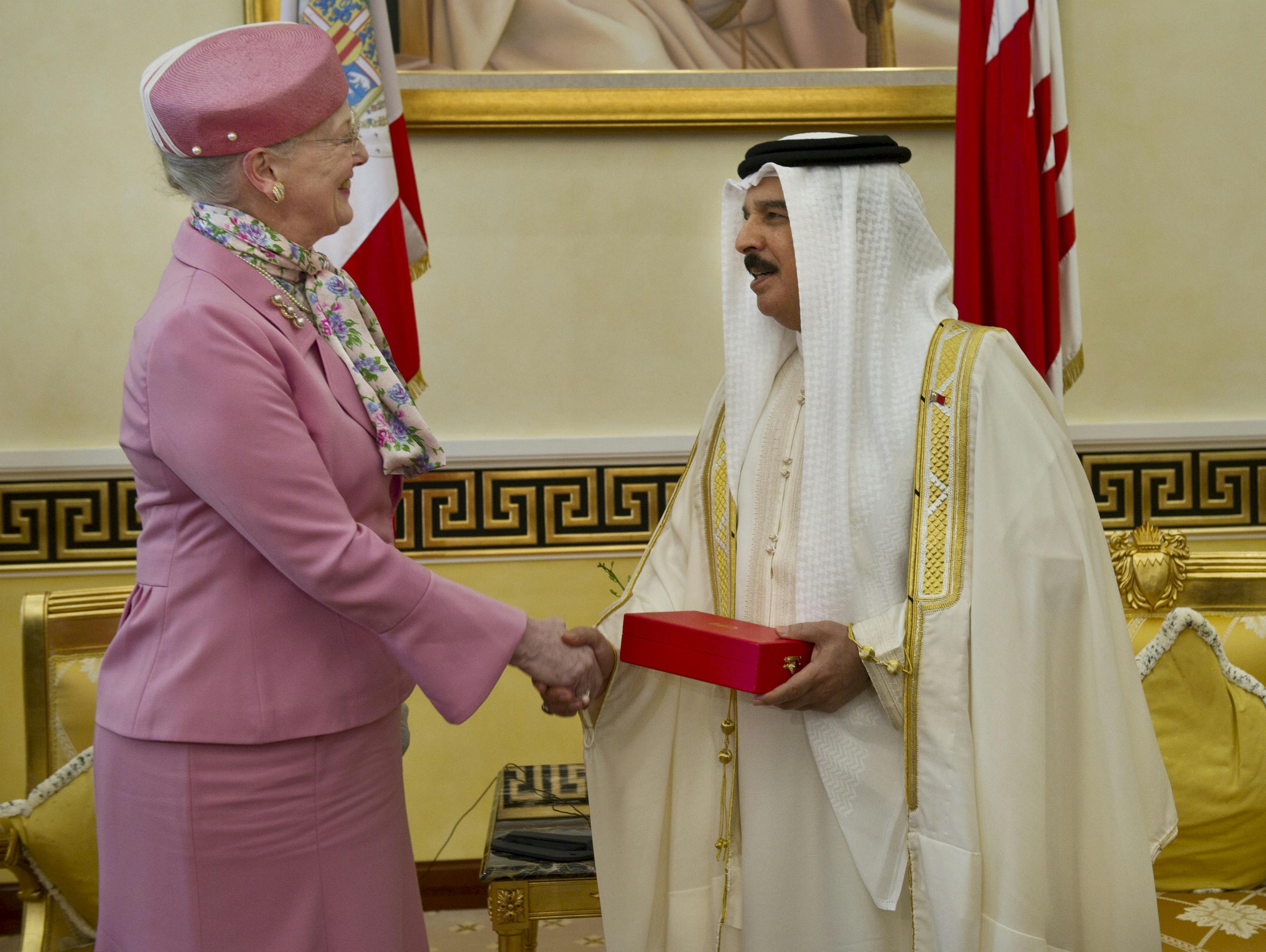 Regentparret på officielt besøg i Bahrain. Her til den officielle modtagelse på Gudaibiya Palace i Manaman. Der drikkes the og udveksles gaver og ordnener- Dronning Margrethe sammen med kong Hamad bin Isa al-Khalifa af Bahrain. Dronning Margrethe iført lyserød nederdel, jakke og hat (genbrug: havde det også på ved sommertogt 2010 i Randers). -Dato: 03.02.2011 - Foto: Hanne Juul