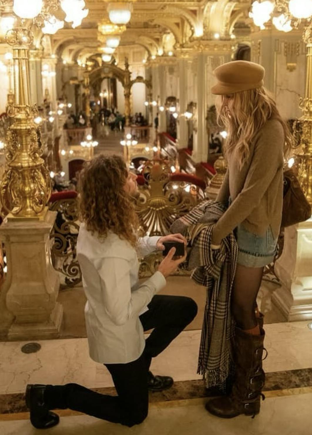 Her går han på knæ - og får sit ja!