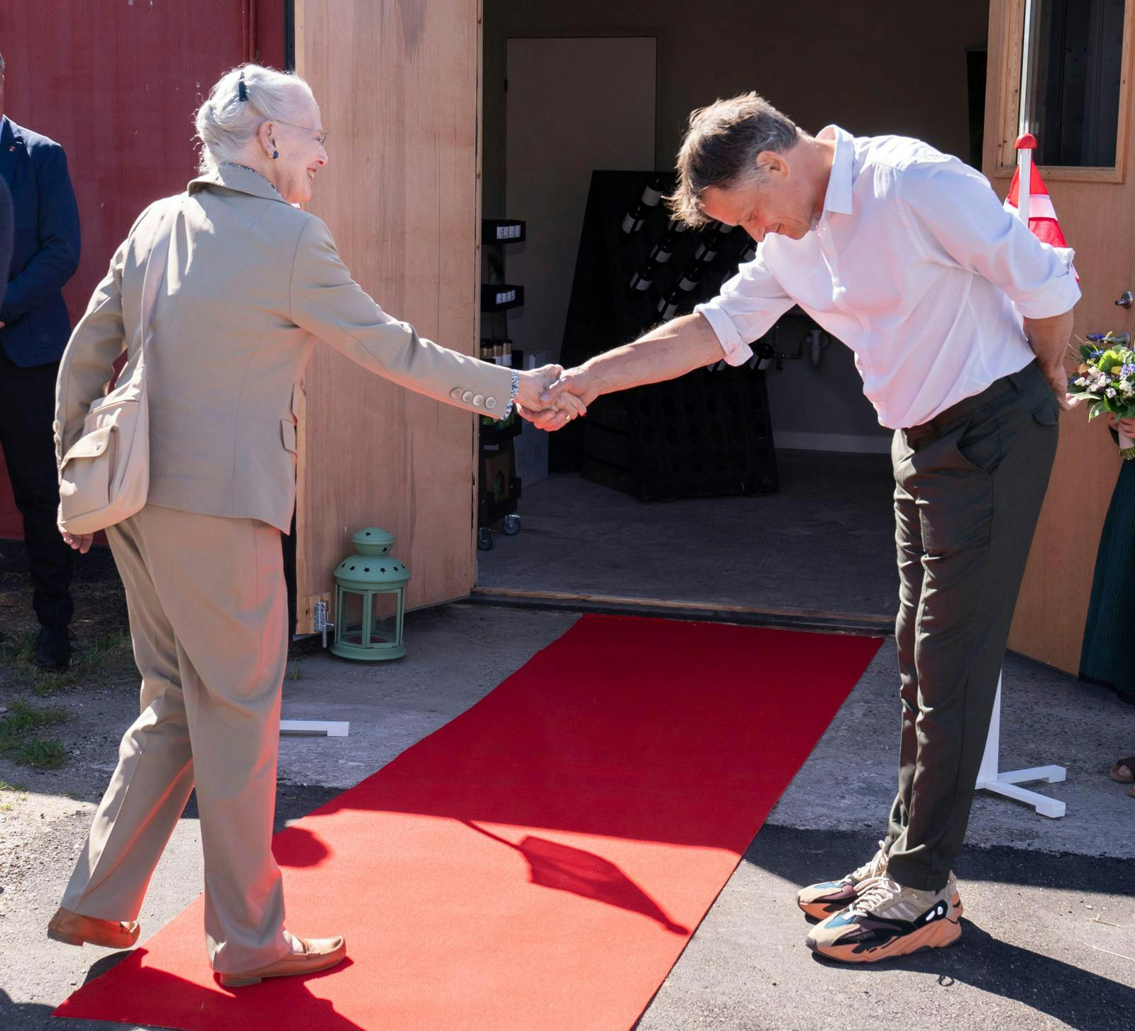 Claus Meyer kan passende bukke dybt og sige undskyld, næste gang han møder dronning Margrethe. Det er nemlig ikke god etikette i de kredse at glemme sin orden.