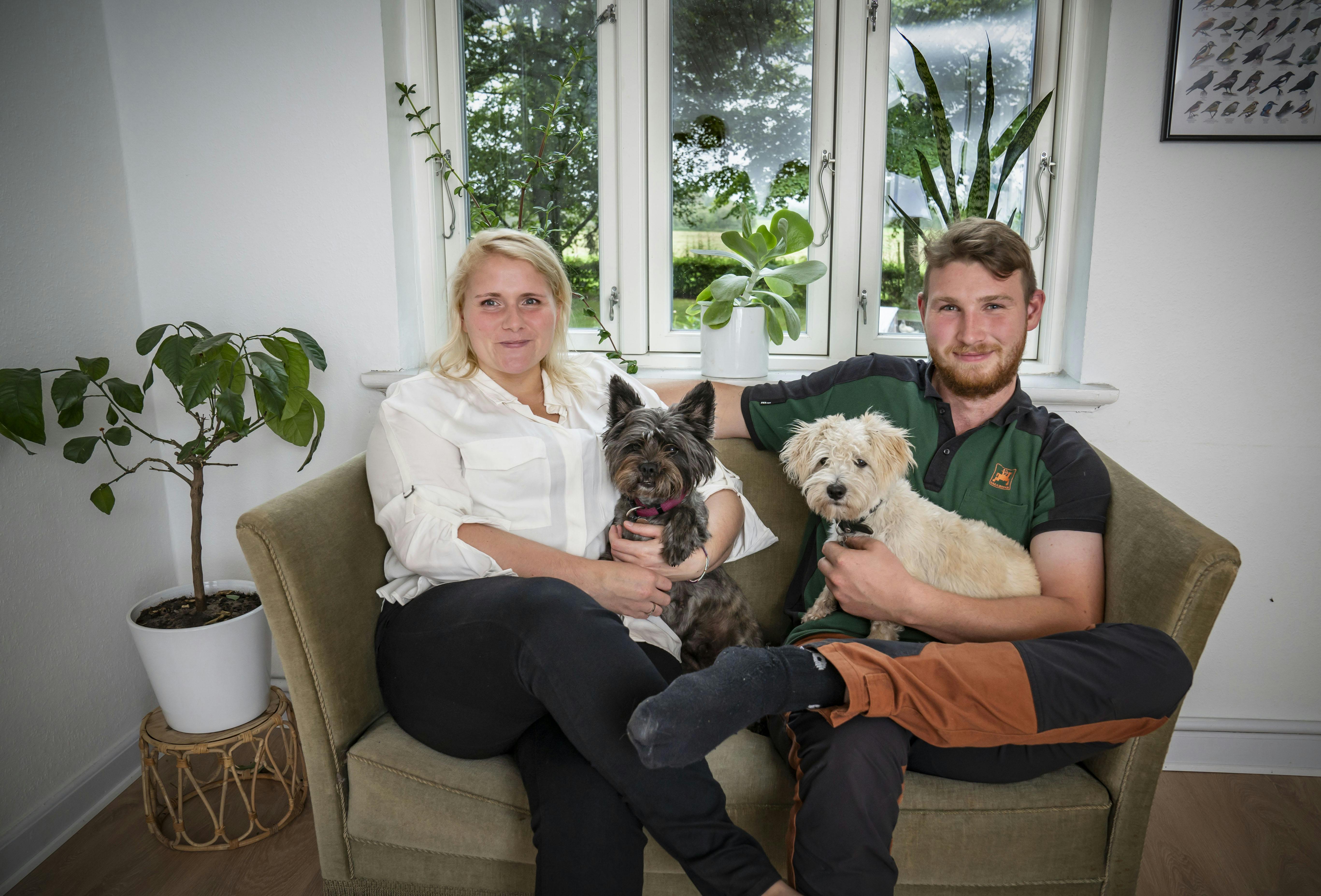Stine og Niels fra "Landmand søger kærlighed" venter en lille pige.