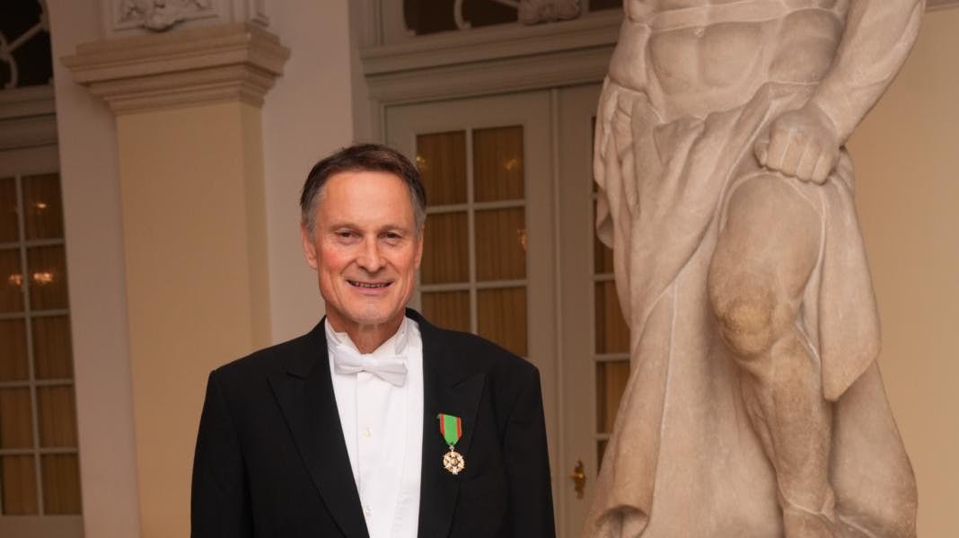 Mon kongeparret opdager, hvad du mangler på brystet, Claus?