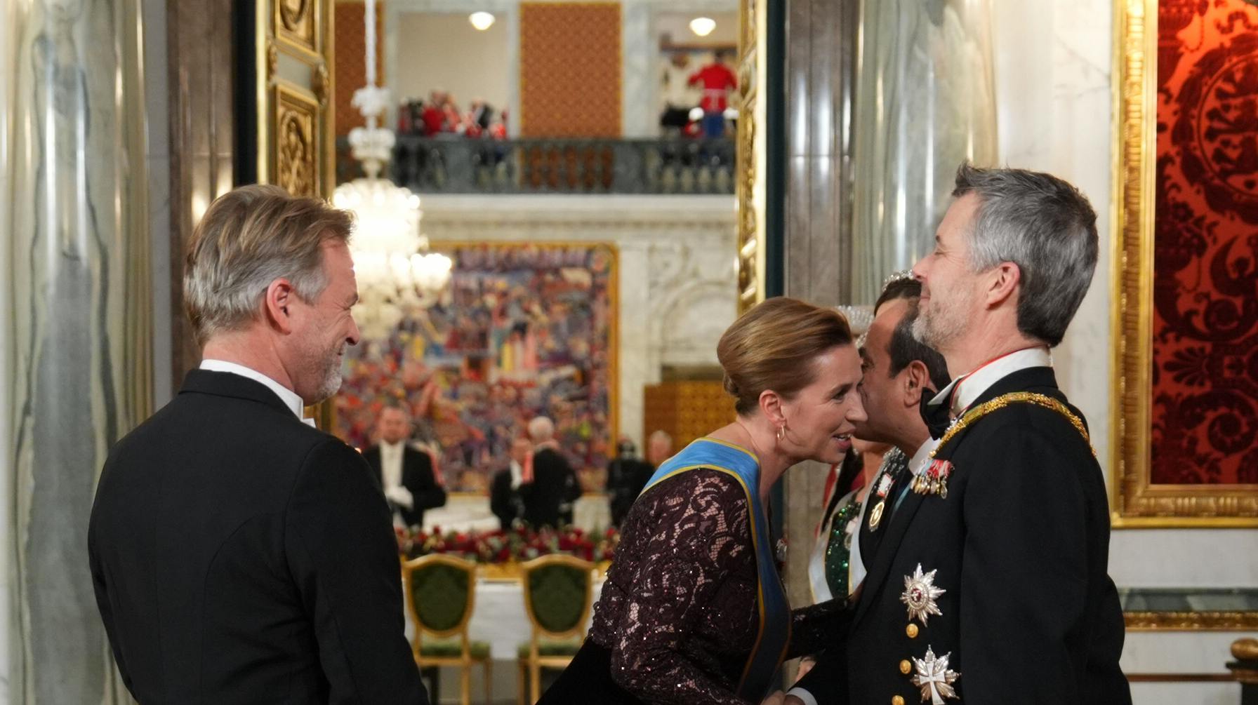 Så tæt er Mette Frederiksen nu på manden, som Donald Trump kalder sin "yndlingsdiktator".