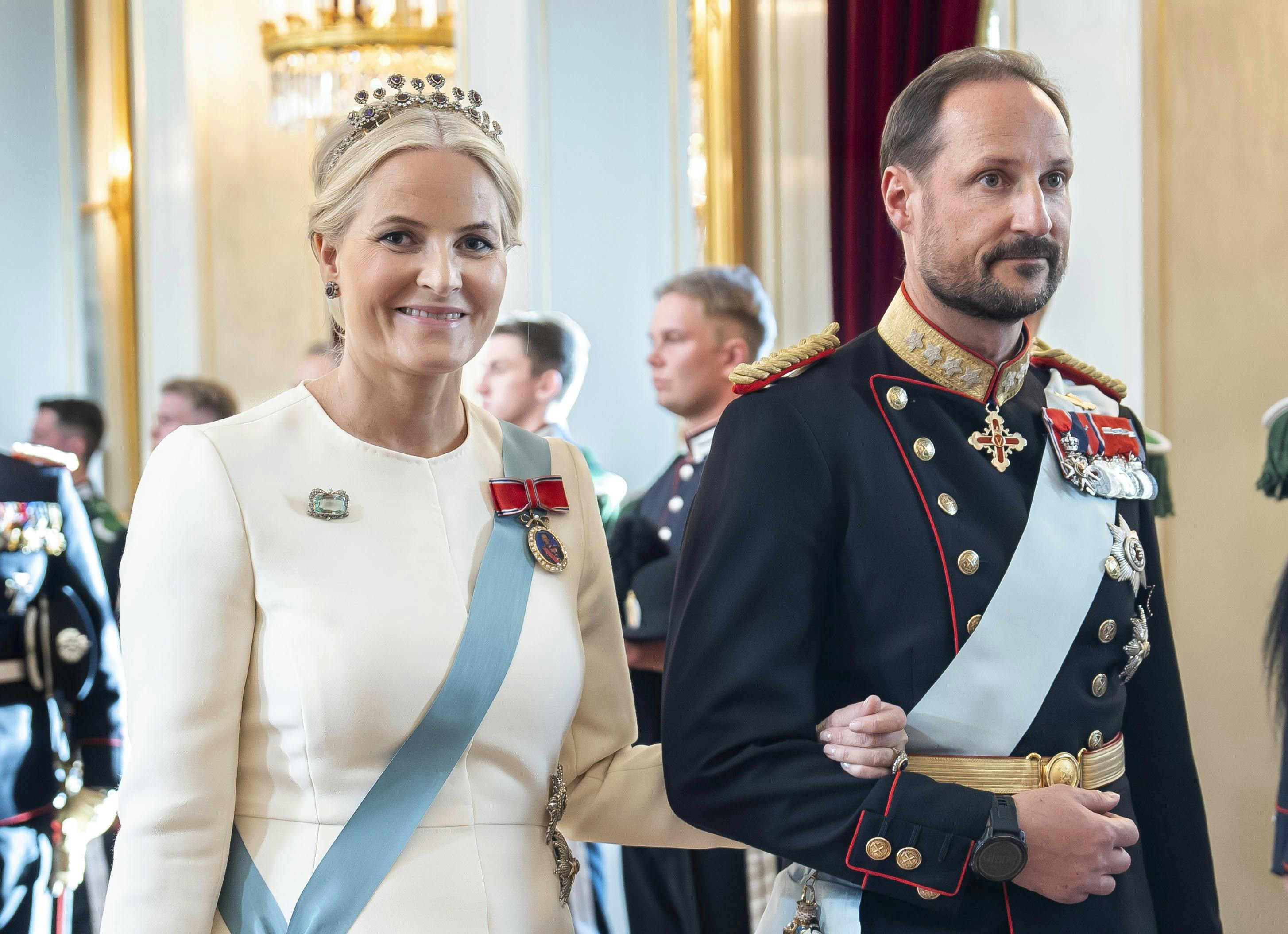 Gallamiddag på Det Kongelige Slot.OPGAVE: Kongeparret på statsbesøg i Norge.Gallamiddag - her ankommer de kongeligeSTED:  Kongeslottet, OsloJOURNALIST: Ulrik Ulriksen og Marianne SingerFOTOGRAF: Hanne JuulDATO: 20240514