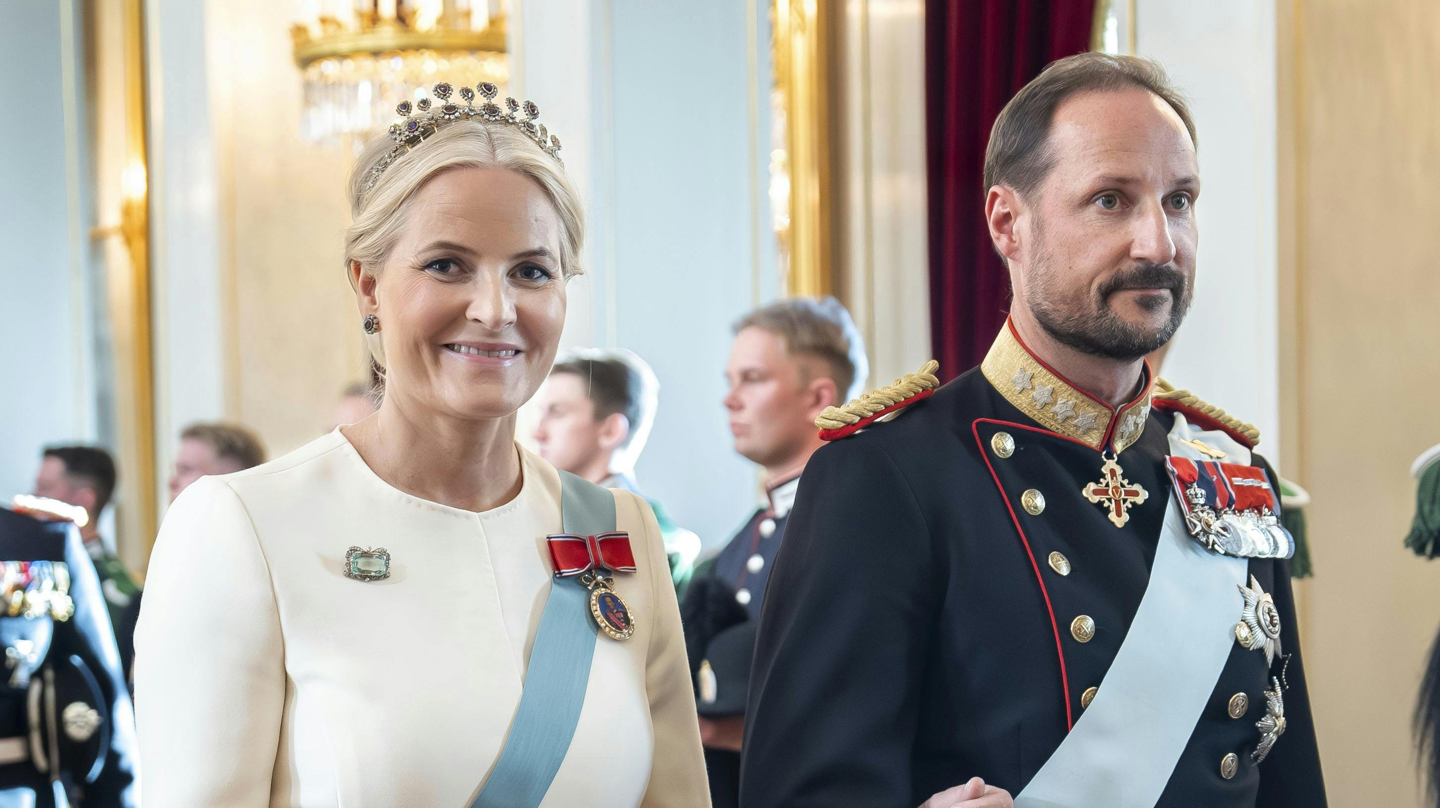 Gallamiddag på Det Kongelige Slot.OPGAVE: Kongeparret på statsbesøg i Norge.Gallamiddag - her ankommer de kongeligeSTED: Kongeslottet, OsloJOURNALIST: Ulrik Ulriksen og Marianne SingerFOTOGRAF: Hanne JuulDATO: 20240514