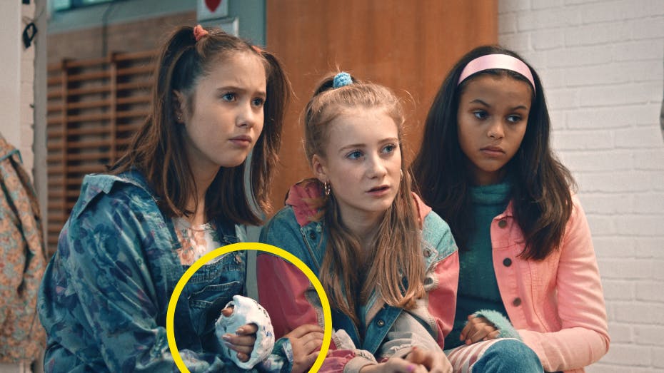 I julekalenderen "Tidsrejsen 2" har prinsesse Josephine sin ene arm i gips.