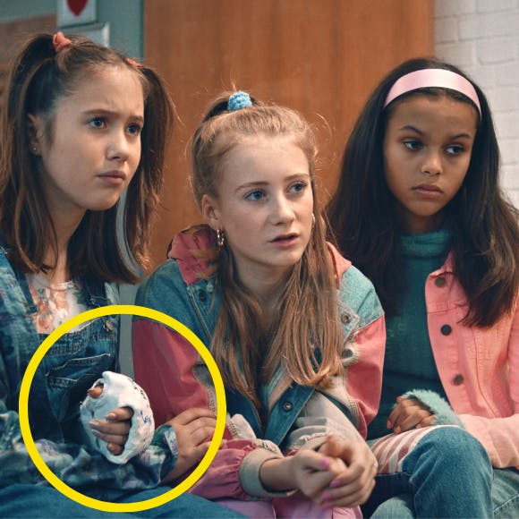 I julekalenderen "Tidsrejsen 2" har prinsesse Josephine sin ene arm i gips.