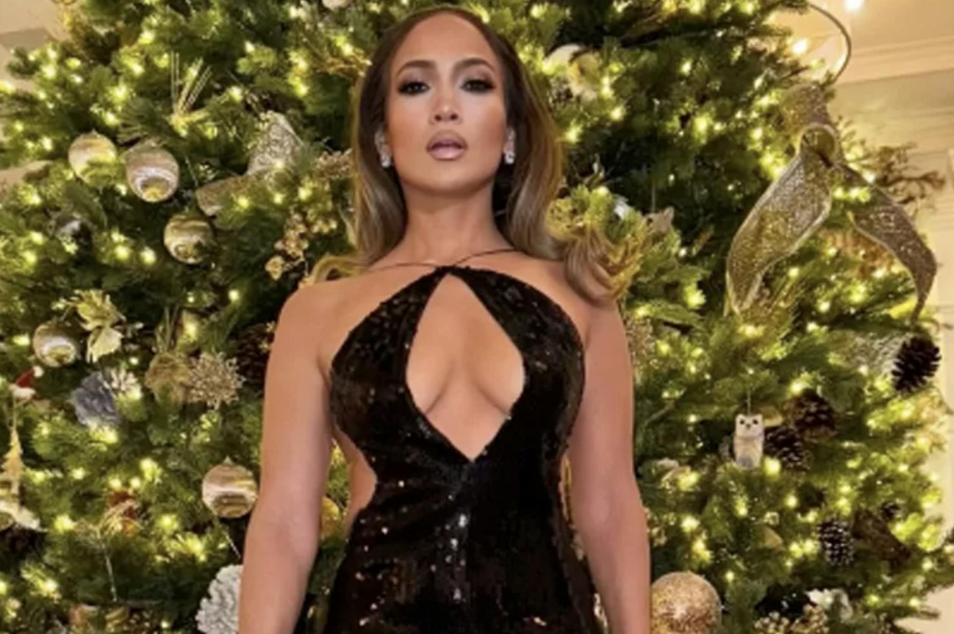 Jennifer Lopez stråler i en sort julesag, der i den grad fremhæver den amerikanske skuespiller og sangers former,