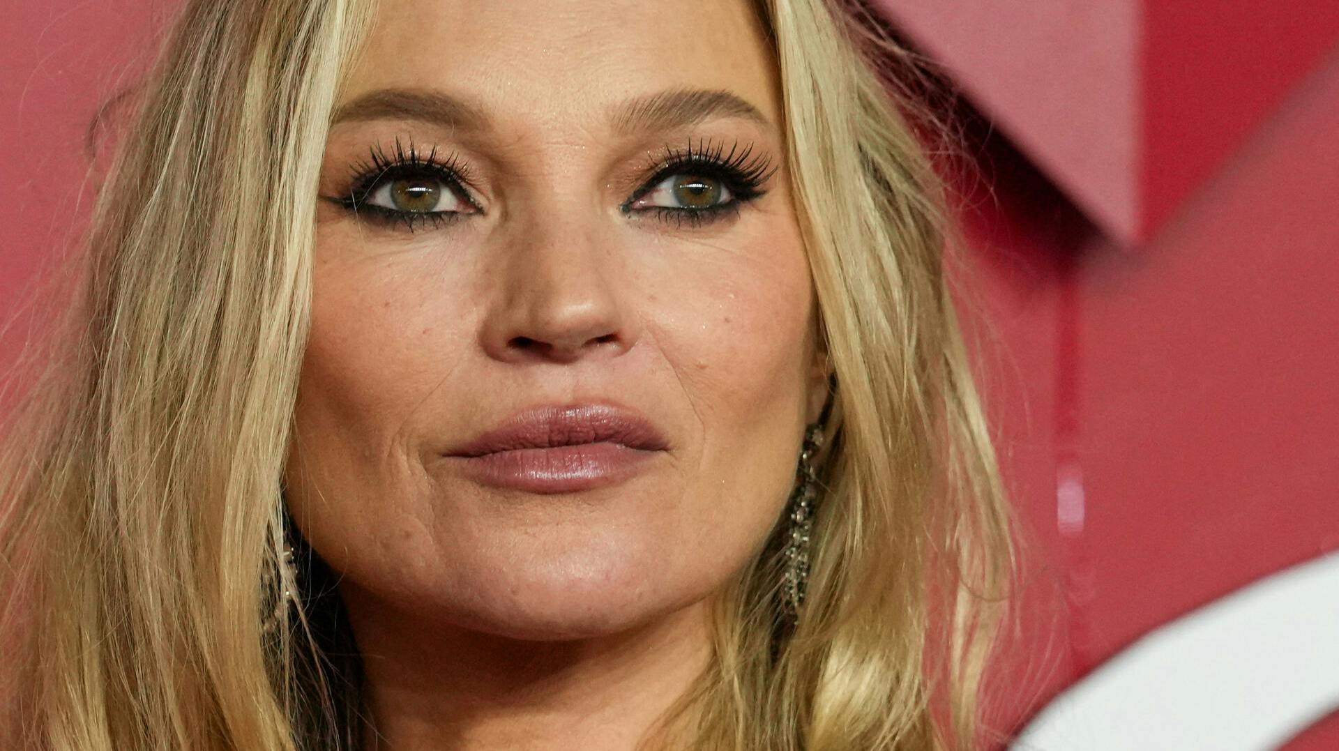 Kate Moss er tilbage på singlemarkedet.