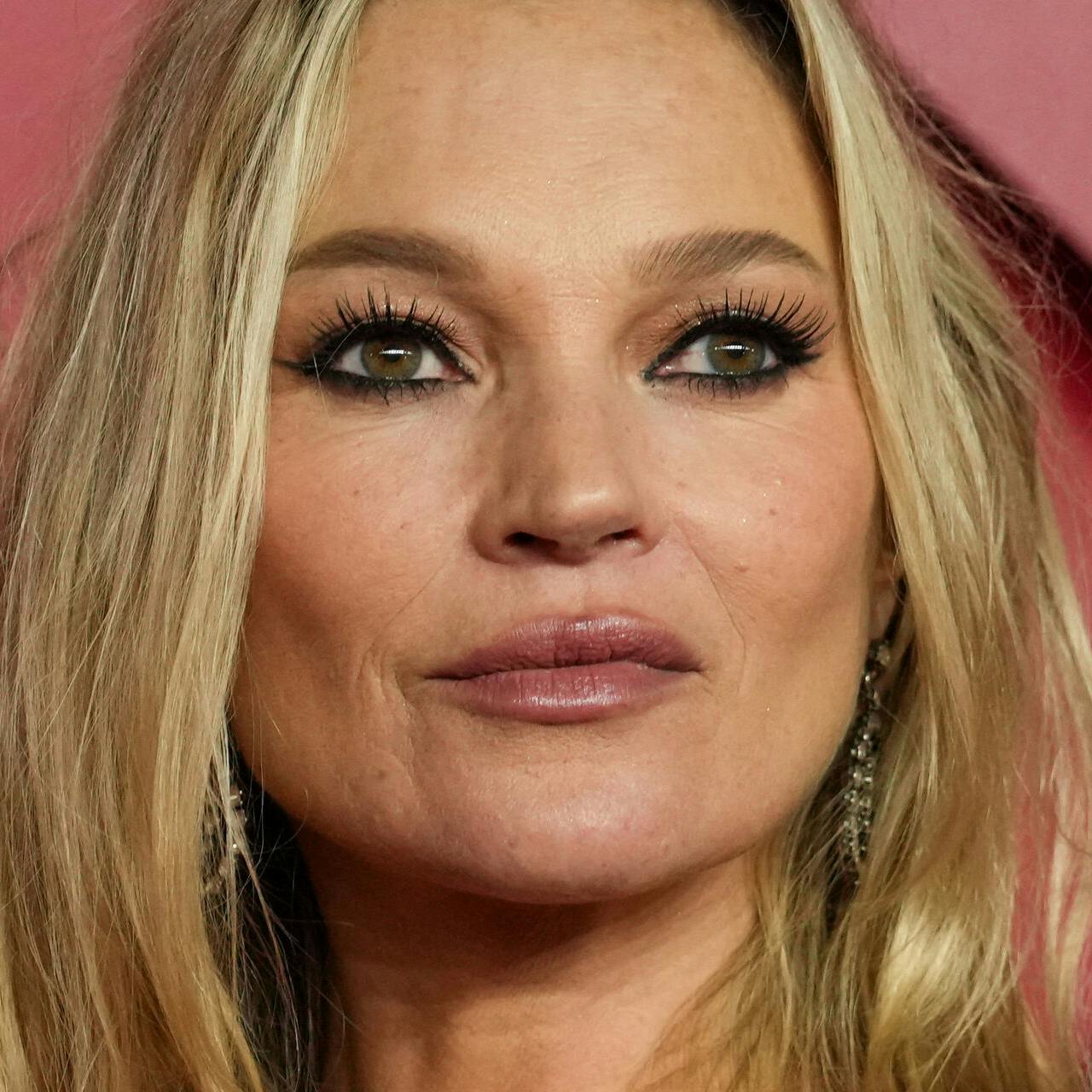 Kate Moss er tilbage på singlemarkedet.