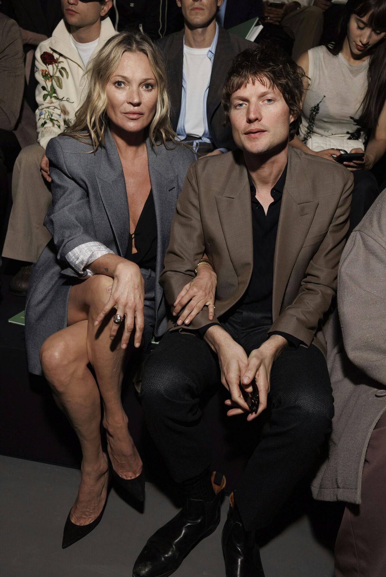 Kate Moss og Nikolai von Bismarck til Dior-modeshow i Paris i juni.