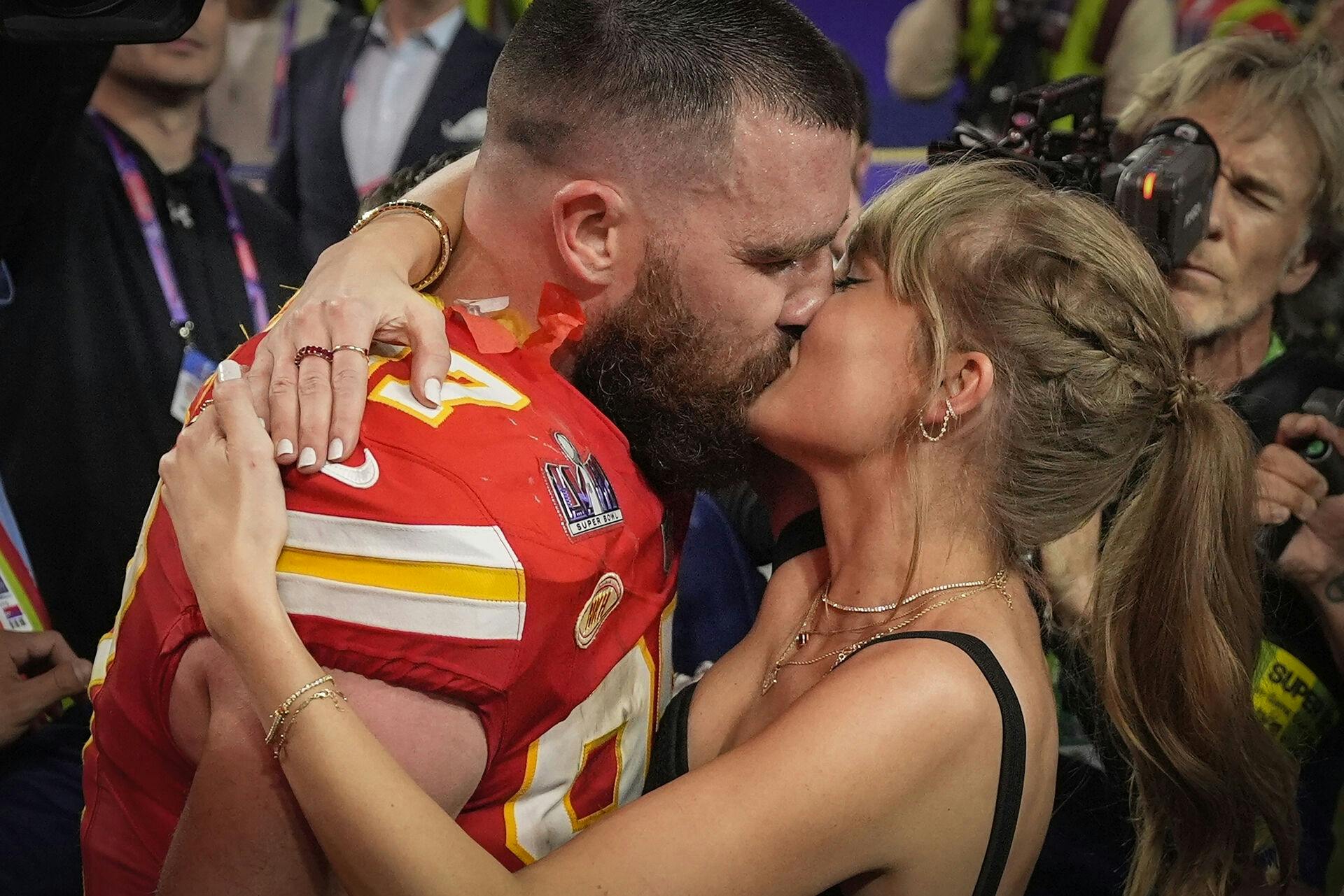 Taylor Swift danner par med tight end-spilleren Travis Kelce fra Kansas City Chiefs.