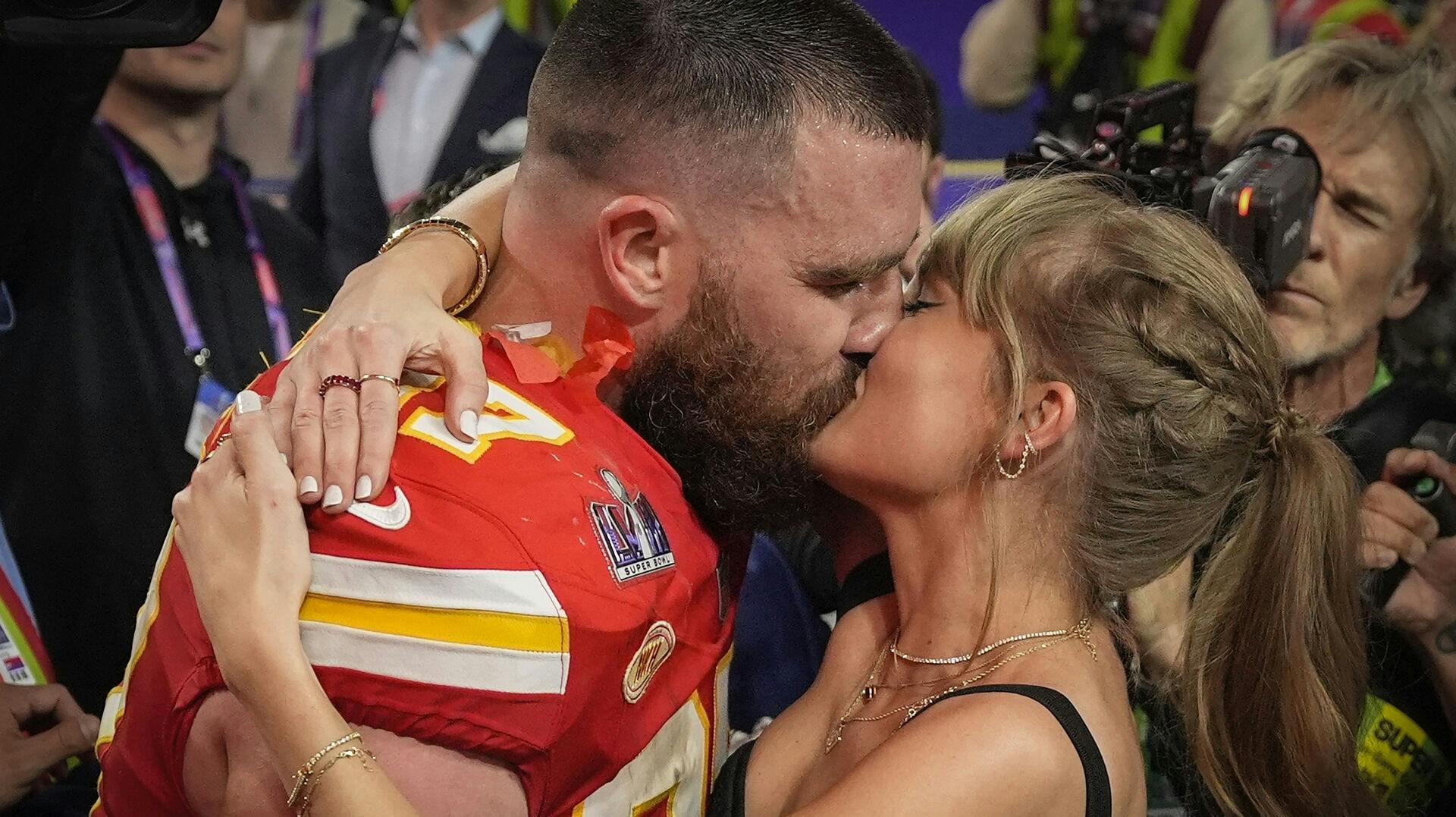 Taylor Swift danner par med tight end-spilleren Travis Kelce fra Kansas City Chiefs.