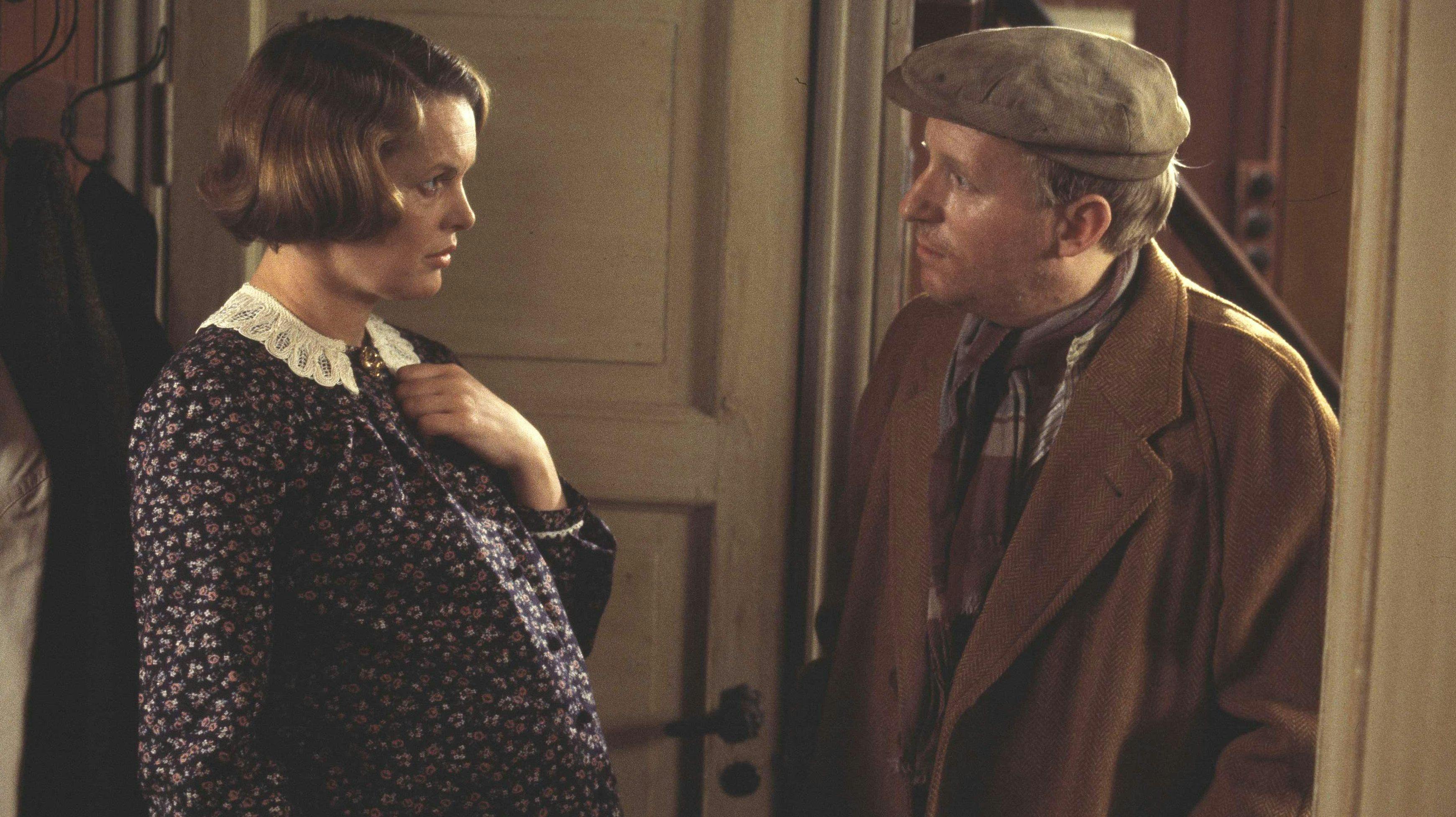 John Martinus, der spillede nazisten Holger i ”Matador”, blev fundet død i sit rækkehus i august 2016. Han havde formentligt ligget død i flere dage. Her ses han med Ingeborg Skjern - spillet af Ghita Nørby - i hitserien.