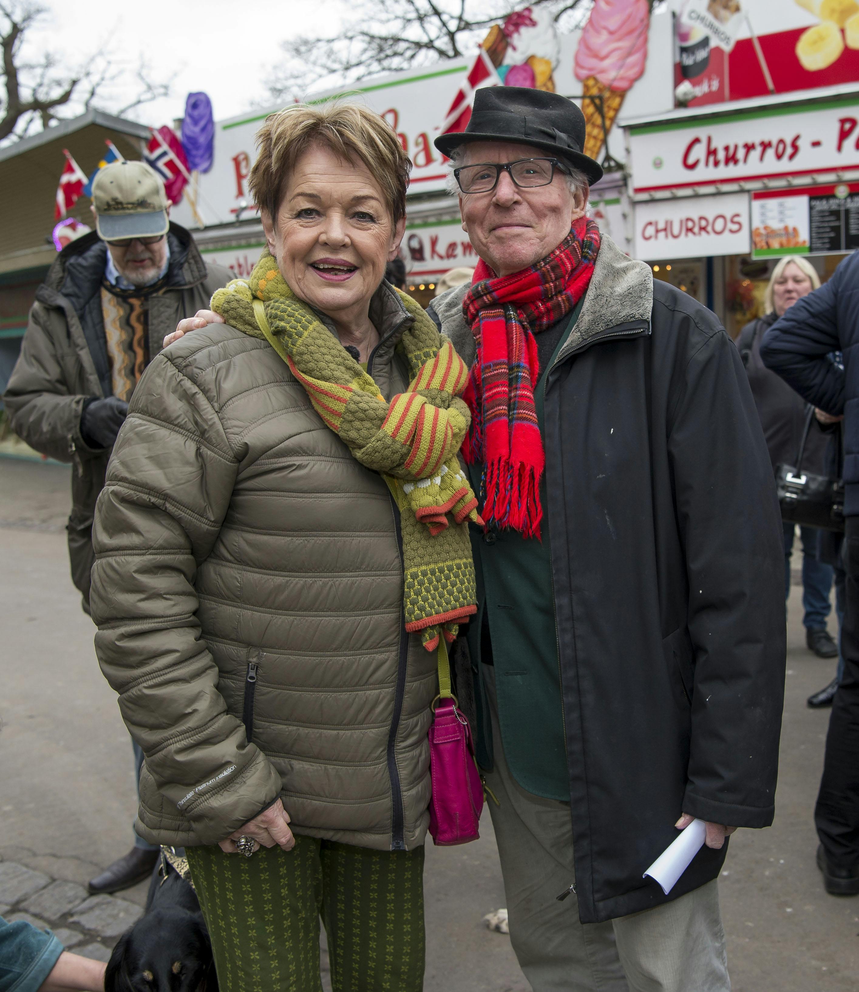 Ghita Nørby på Dyrehavsbakken. Ghita Nørby prøver forlystelser og besøger Matadorbyen Korsbæk. Ghita Nørby og John Martinus.