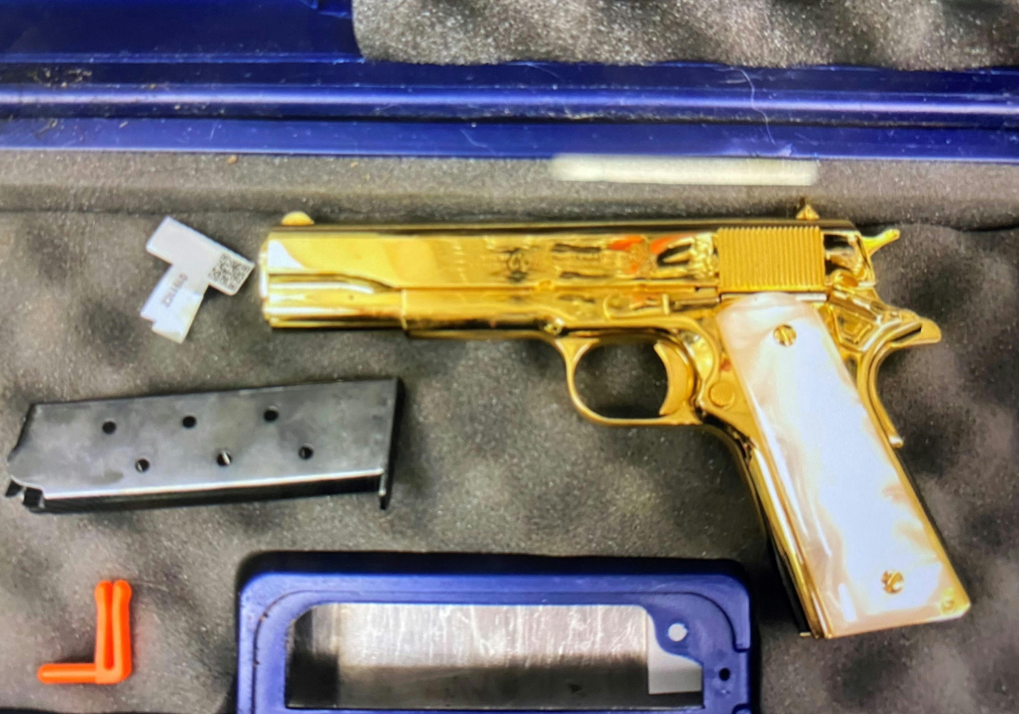 https://imgix.seoghoer.dk/2024-12-11/Golden-gun-in-case_0.jpg